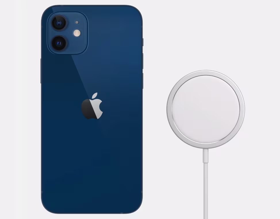 El iPhone 12 se puede cargar con MagSafe.
APPLE
