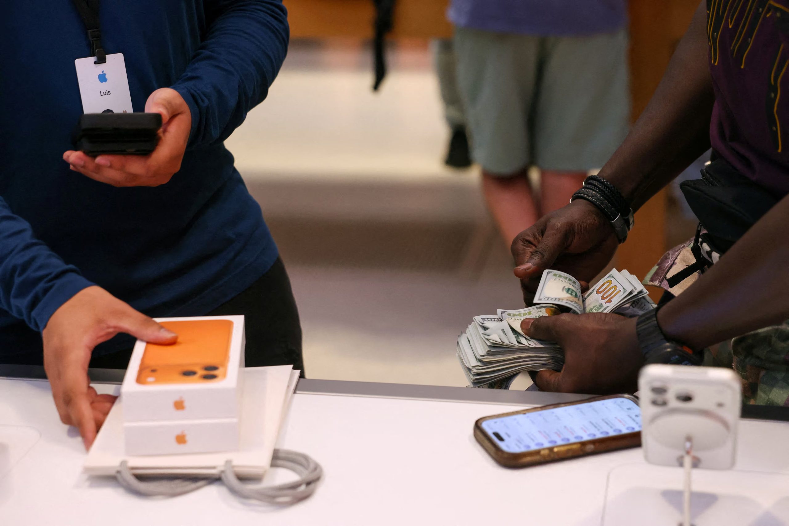 FOTO DE ARCHIVO: Un hombre compra un iPhone serie 17 en efectivo en la Apple Store de la ciudad de Nueva York, EE. UU., 19 de septiembre de 2025. REUTERS/Shannon Stapleton/File Photo