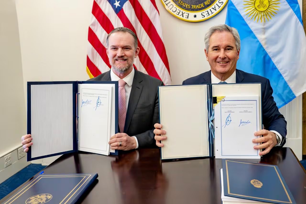 Jamieson Greer, Representante Comercial de Estados Unidos, y el Canciller Pablo Quirno de Argentina, muestran con el acuerdo comercial bilateral recién firmado (Imagen Ilustrativa Infobae)
