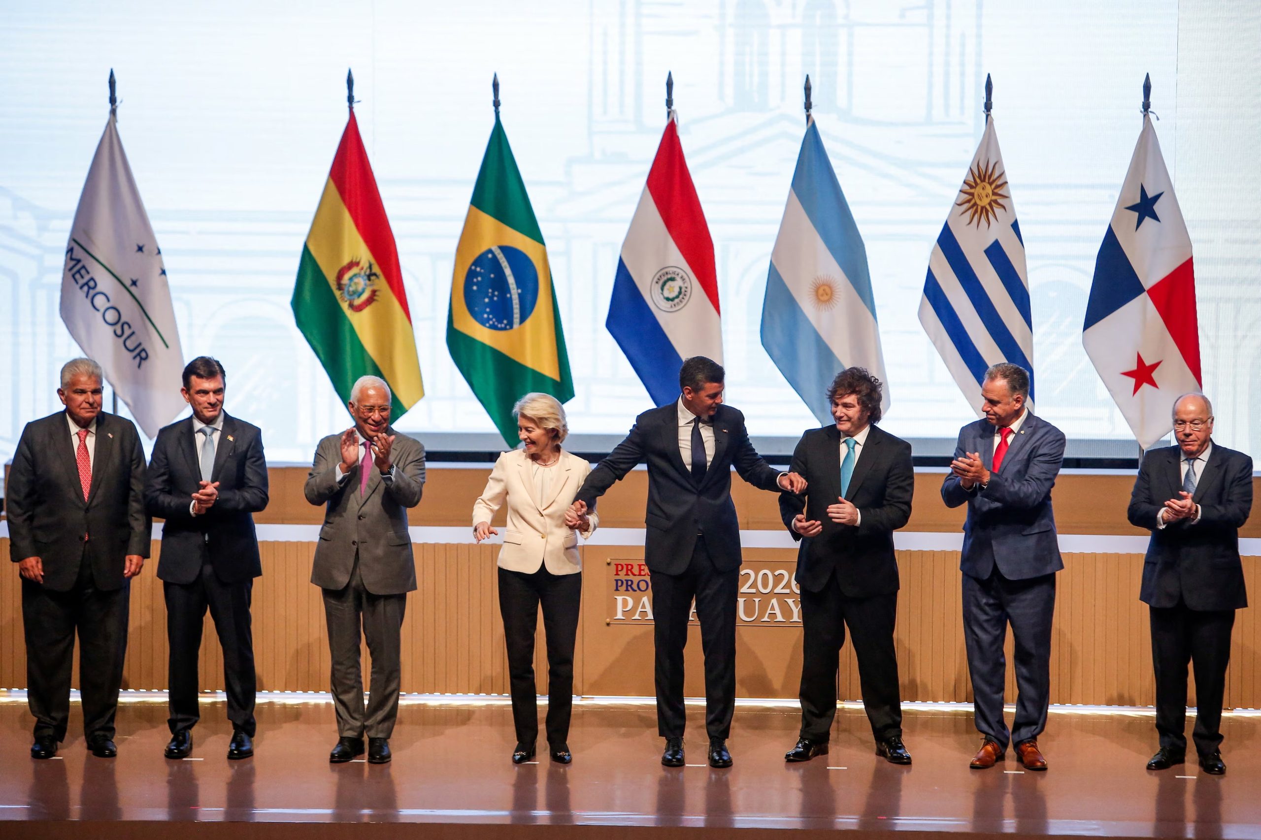 El presidente de Panamá, José Raúl Mulino, el presidente de Bolivia, Rodrigo Paz, el presidente del Consejo Europeo, Antonio Costa, la presidenta de la Comisión Europea, Ursula von der Leyen, el presidente de Paraguay, Santiago Peña, el presidente de Argentina, Javier Milei, el presidente de Uruguay, Yamandu Orsi, y el ministro de Relaciones Exteriores de Brasil, Mauro Vieira, durante la ceremonia de firma de un acuerdo de libre comercio entre la Unión Europea y el bloque sudamericano Mercosur, que pone fin a más de 25 años de negociaciones, en Asunción, Paraguay, el 17 de enero de 2026. REUTERS/Cesar Olmedo