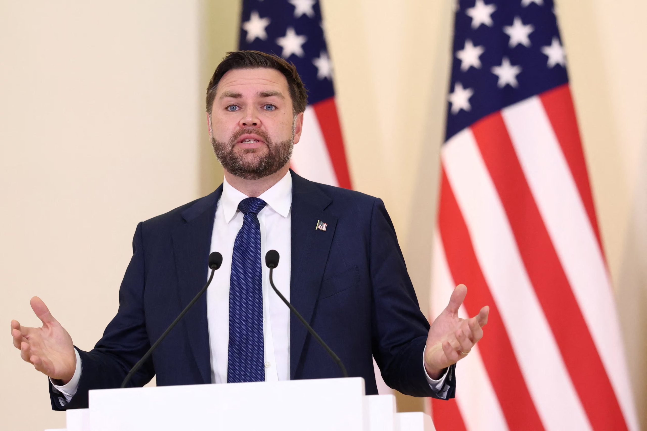 El vicepresidente de Estados Unidos, J. D. Vance, ofrece una conferencia de prensa conjunta con el primer ministro de Armenia, Nikol Pashinyan (no aparece en la foto), en Ereván, Armenia, el 9 de febrero de 2026. REUTERS/Kevin Lamarque/Pool