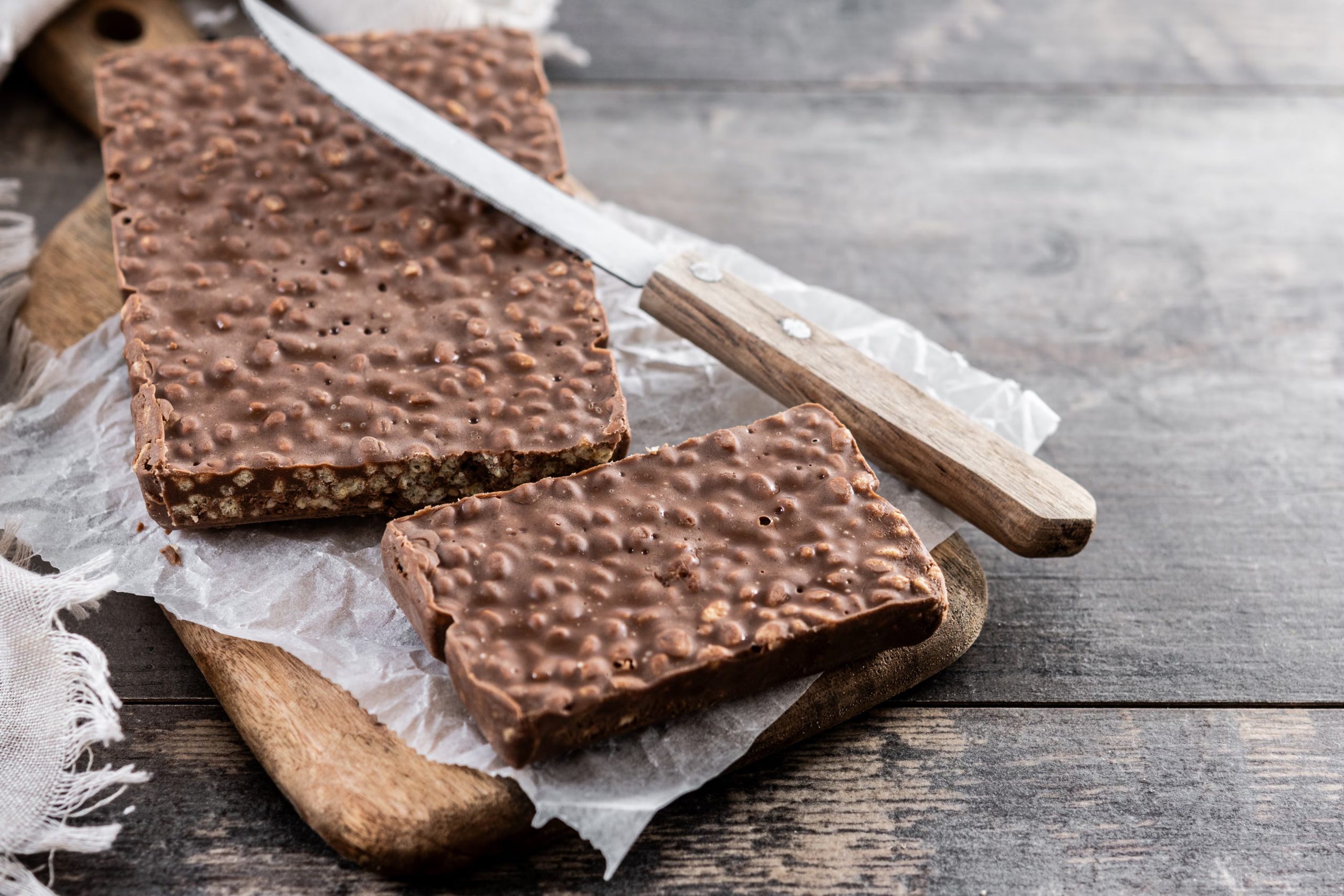 Turrón de chocolate y arroz inflado (Adobe Stock)