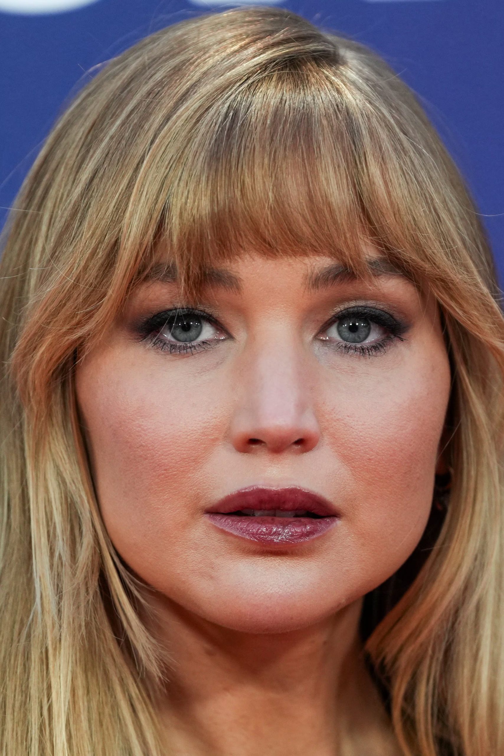 Lawrence destaca en Nueva York por su estilo relajado, usando abrigos largos y anchos junto a pantalones holgados, reflejo de su practicidad (REUTERS/Carlos Jasso)