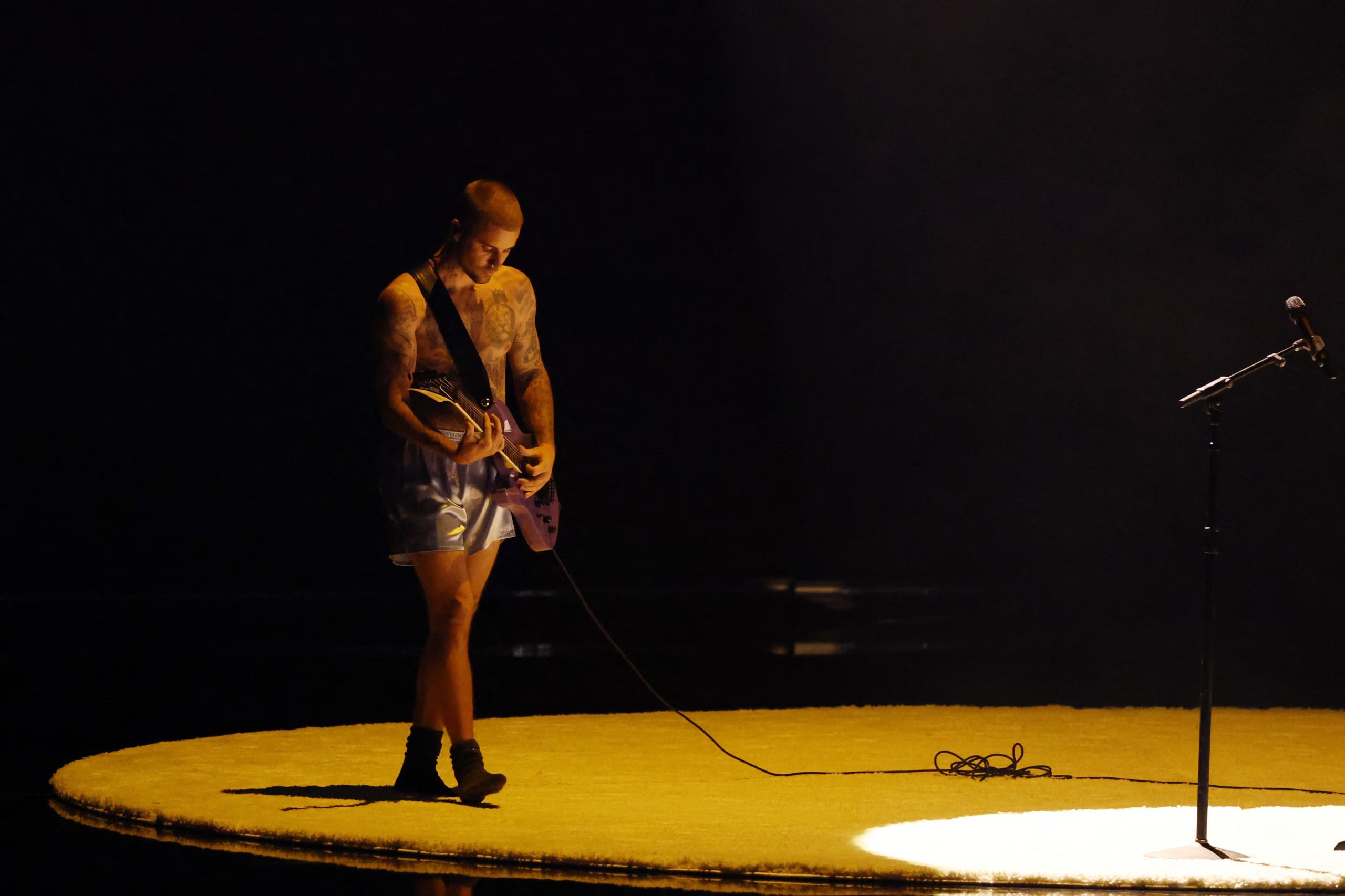 El regreso de Justin Bieber a los Grammy 2026 incluyó una actuación viral en la que lució únicamente bóxers satinados y medias negras de su propia marca (REUTERS/Daniel Cole)