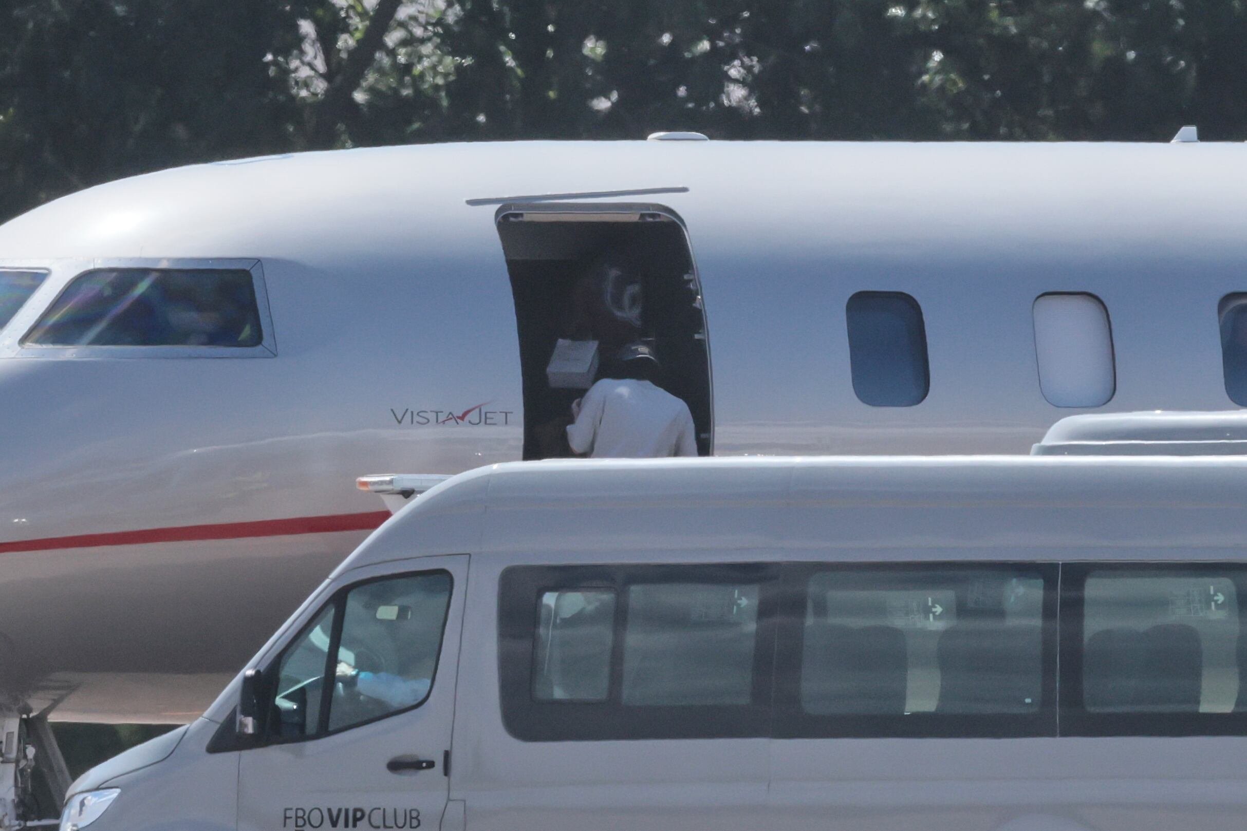 El hermetismo se mantuvo hasta el abordaje del Bombardier de VistaJet, con un cordón humano formado por su equipo de seguridad para bloquear a la prensa