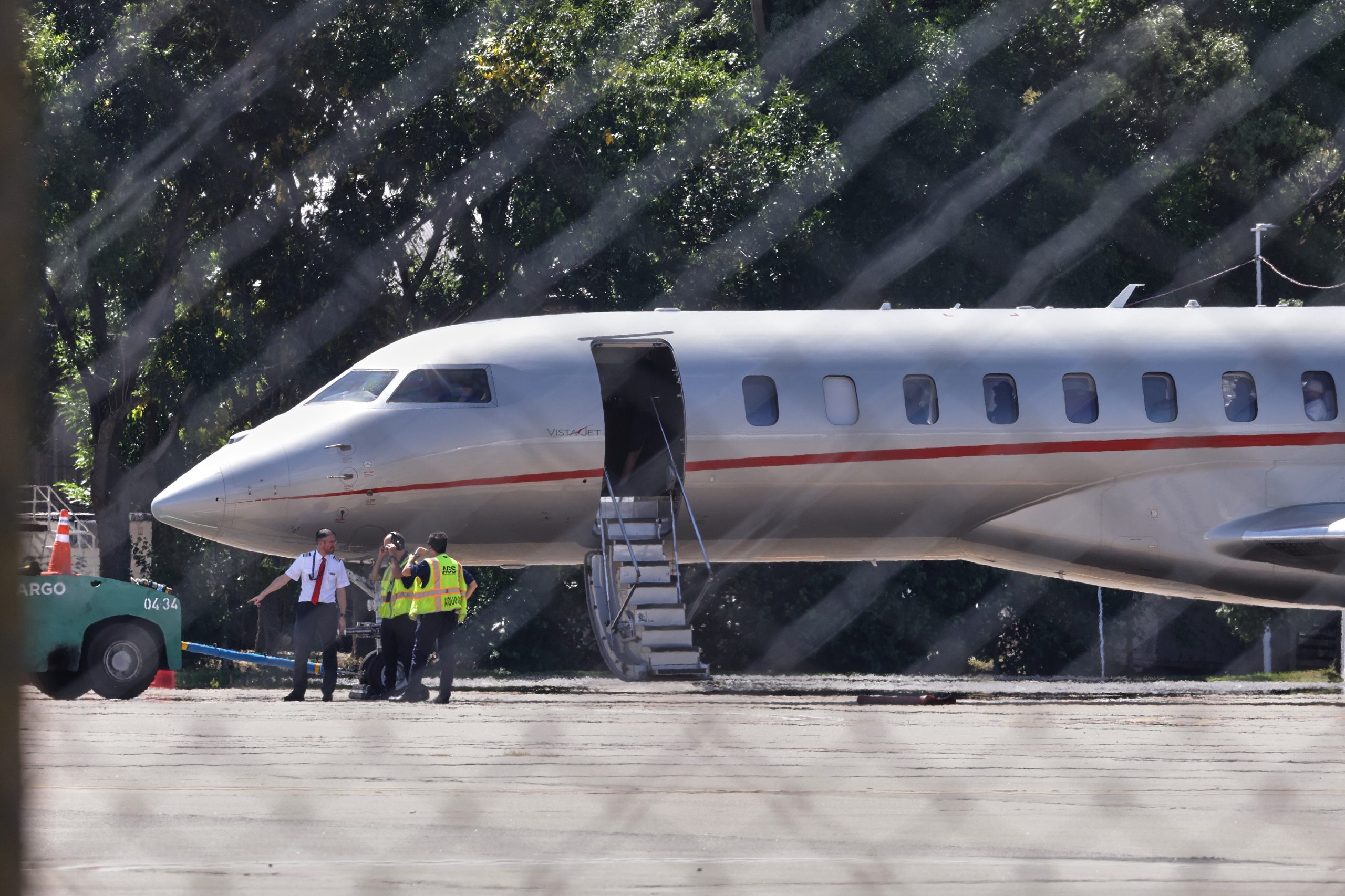 Bad Bunny viajó acompañado por su novia Gabriela Berlingeri, en un operativo que priorizó la logística y la privacidad tras sus shows en River Plate