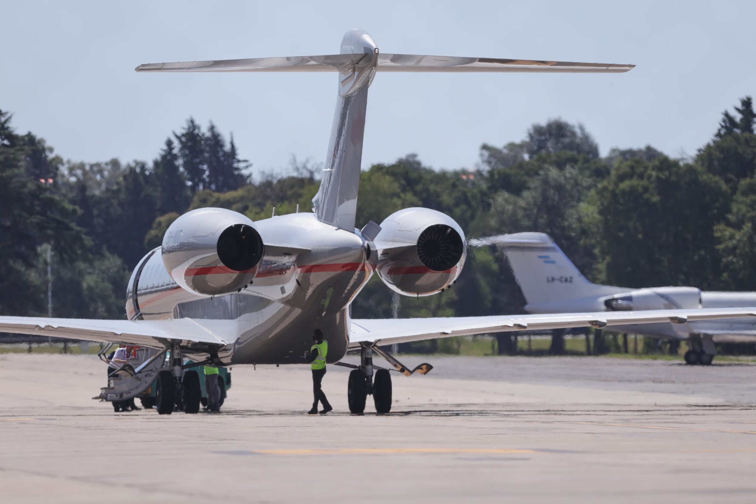 El avión privado sufrió una demora técnica de 20 minutos por una falla en los implementos de remolque, que se resolvió antes del despegue sin inconvenientes