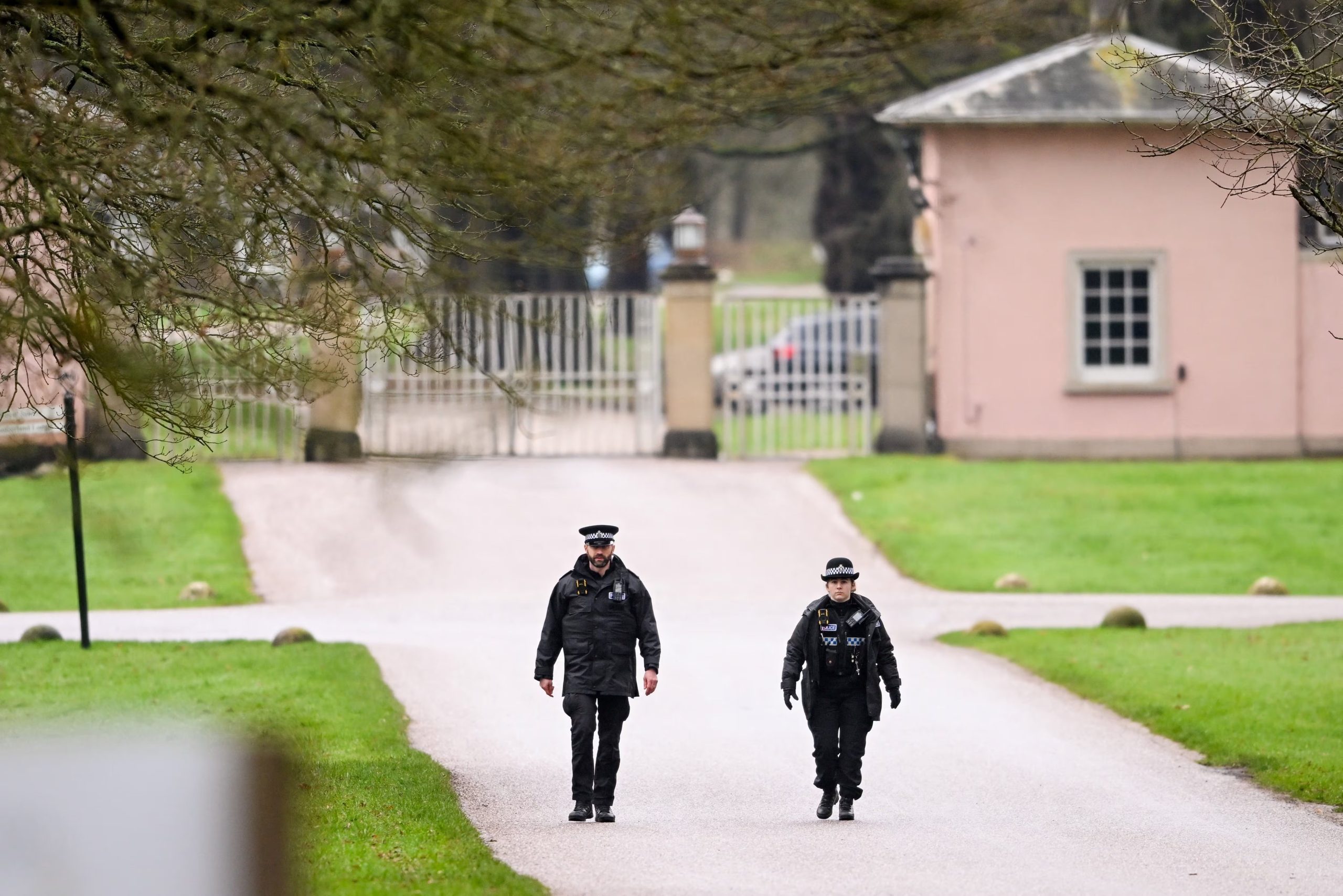 Agentes de la policía en las inmediaciones de Royal Lodge (REUTERS/Jaimi Joy)