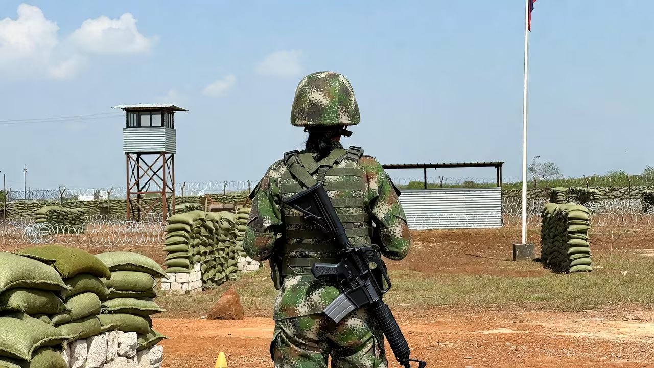 Una capitán de la Fuerza Aeroespacial Colombiana resultó herida tras el ataque y fue trasladada para recibir atención médica- crédito VisualesIA
