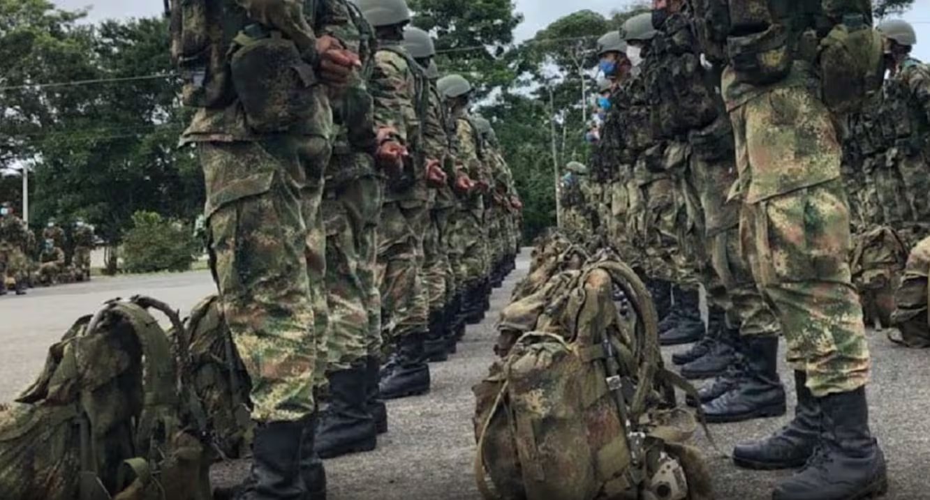 Las autoridades evalúan los daños, entre ellos la posible afectación de una aeronave tipo Caravan- crédito cortesía a Infobae Colombia- crédito Ejército Nacional