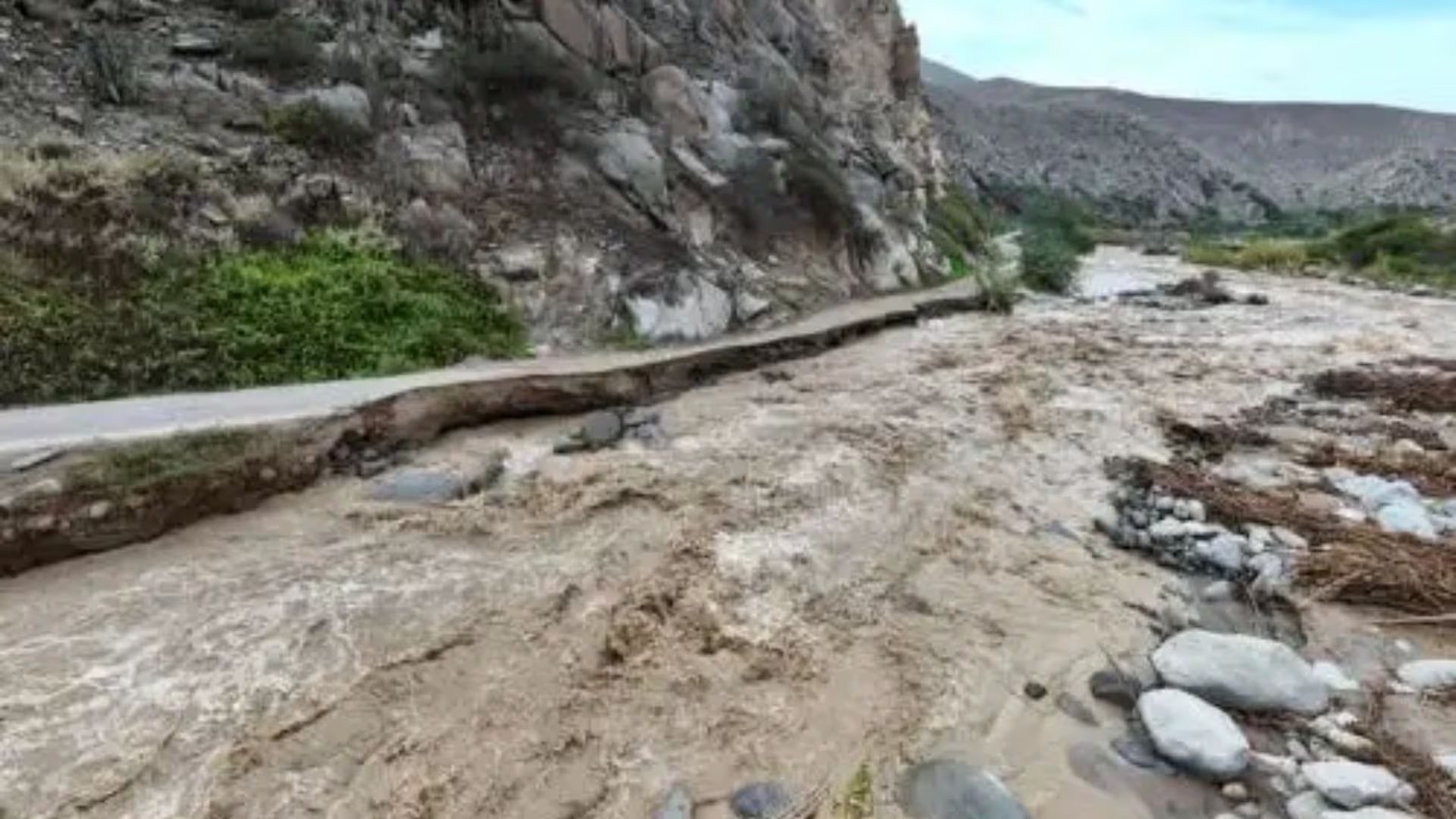Pobladores de Lucanas y Huaytará permanecen aislados tras cinco días de emergencia.