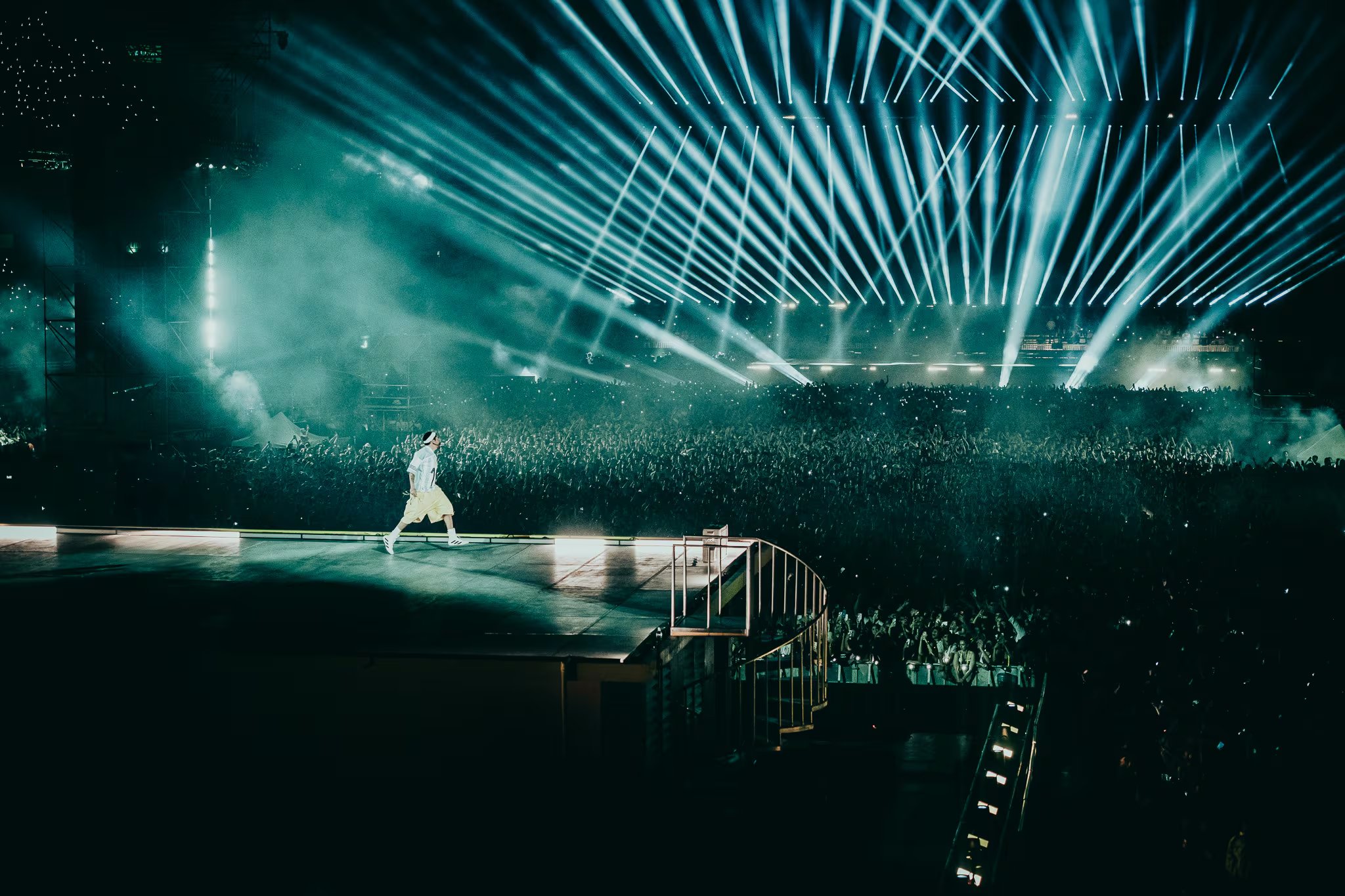 Bad Bunny actuó ante una multitud vibrante en el Estadio River Plate de Argentina durante la primera noche de su gira, iluminado por potentes haces de luz (Dale Play)
