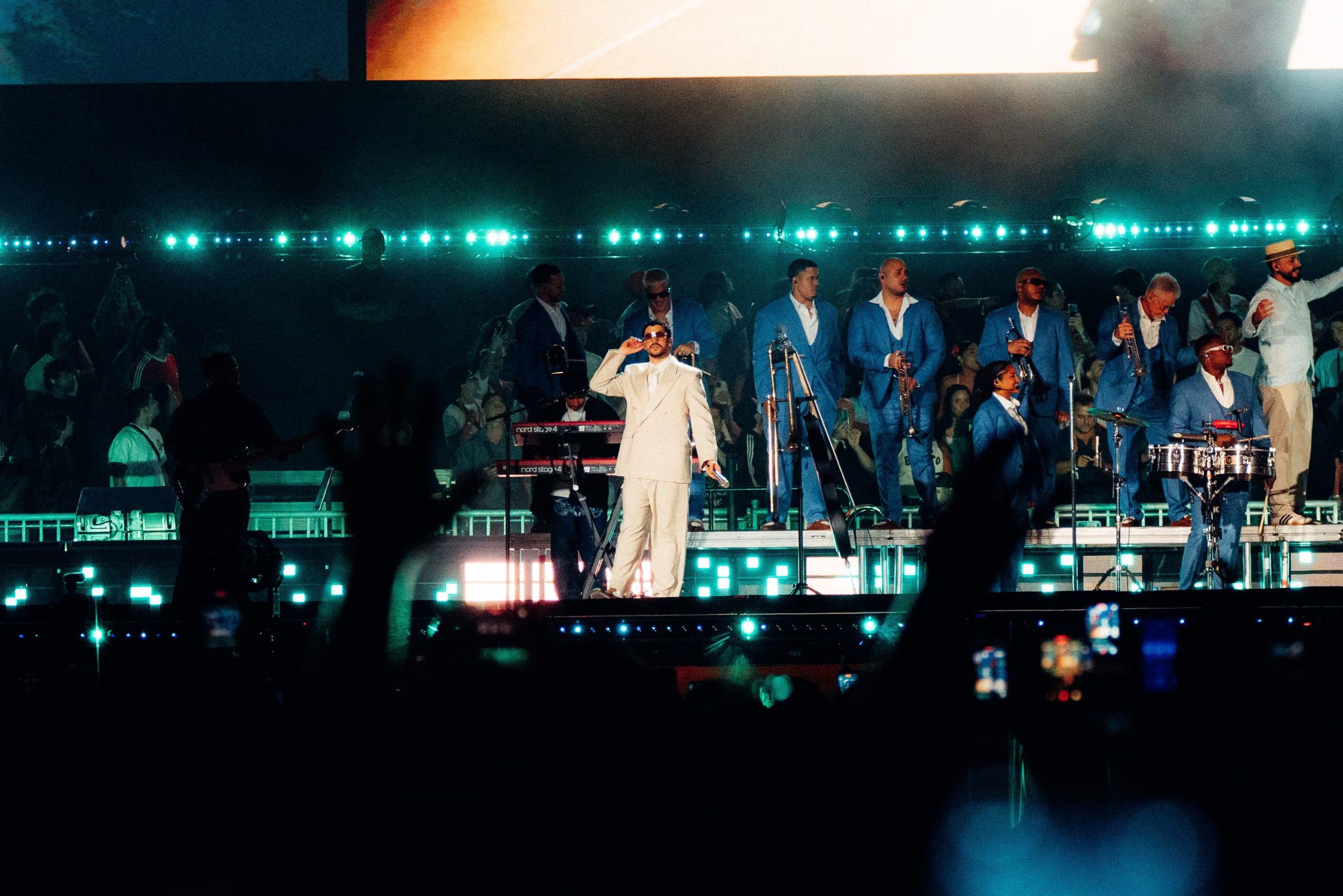 Durante el primer set del concierto estuvo acompañado por 