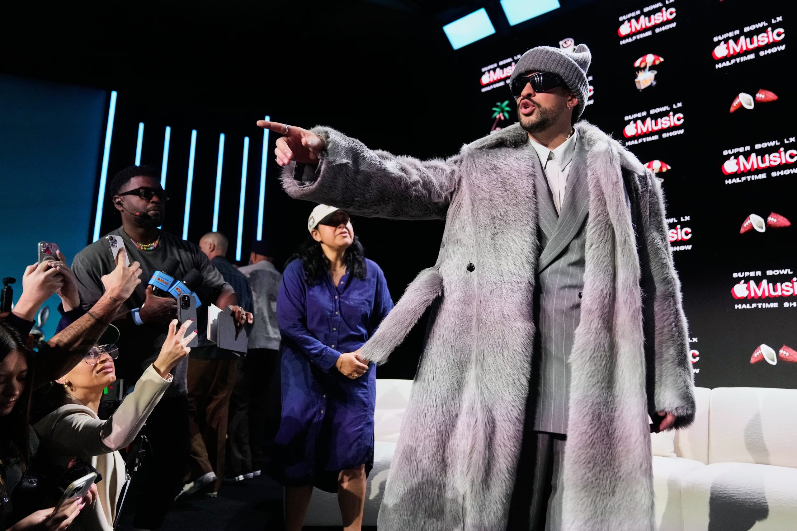 El artista del espectáculo de medio tiempo del Super Bowl LX de Apple Music, Bad Bunny, se retira tras una conferencia de prensa, el jueves 5 de febrero de 2026, en San Francisco, previa al Super Bowl 60 de la NFL entre los Seahawks de Seattle y los Patriots de Nueva Inglaterra. (Foto AP/Godofredo A. Vásquez)
