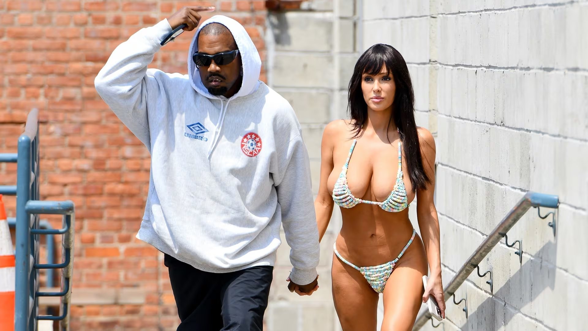 Bianca Censori alentó a Kanye West a buscar ayuda profesional y él ingresó en una clínica de Suiza para su tratamiento (Backgrid/The Grosby Group)
