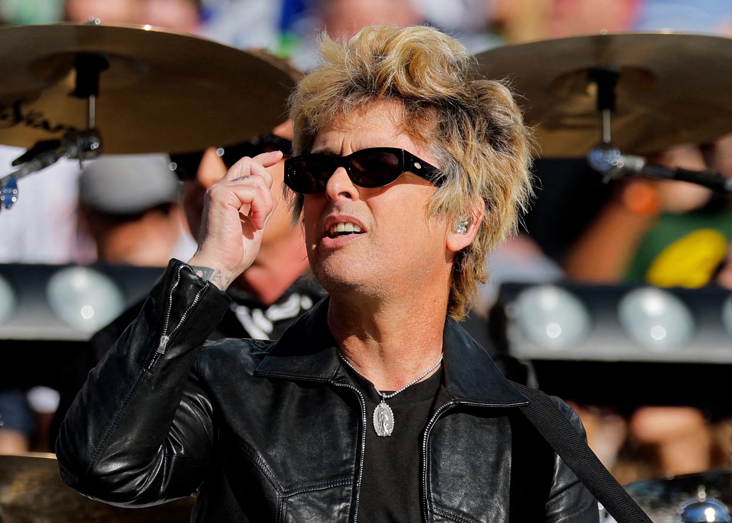 Fútbol americano - NFL - Super Bowl LX - New England Patriots v Seattle Seahawks - Levi's Stadium, Santa Clara, California, Estados Unidos - 8 de febrero de 2026 Billie Joe Armstrong de Green Day se presenta antes del partido REUTERS/Mike Blake