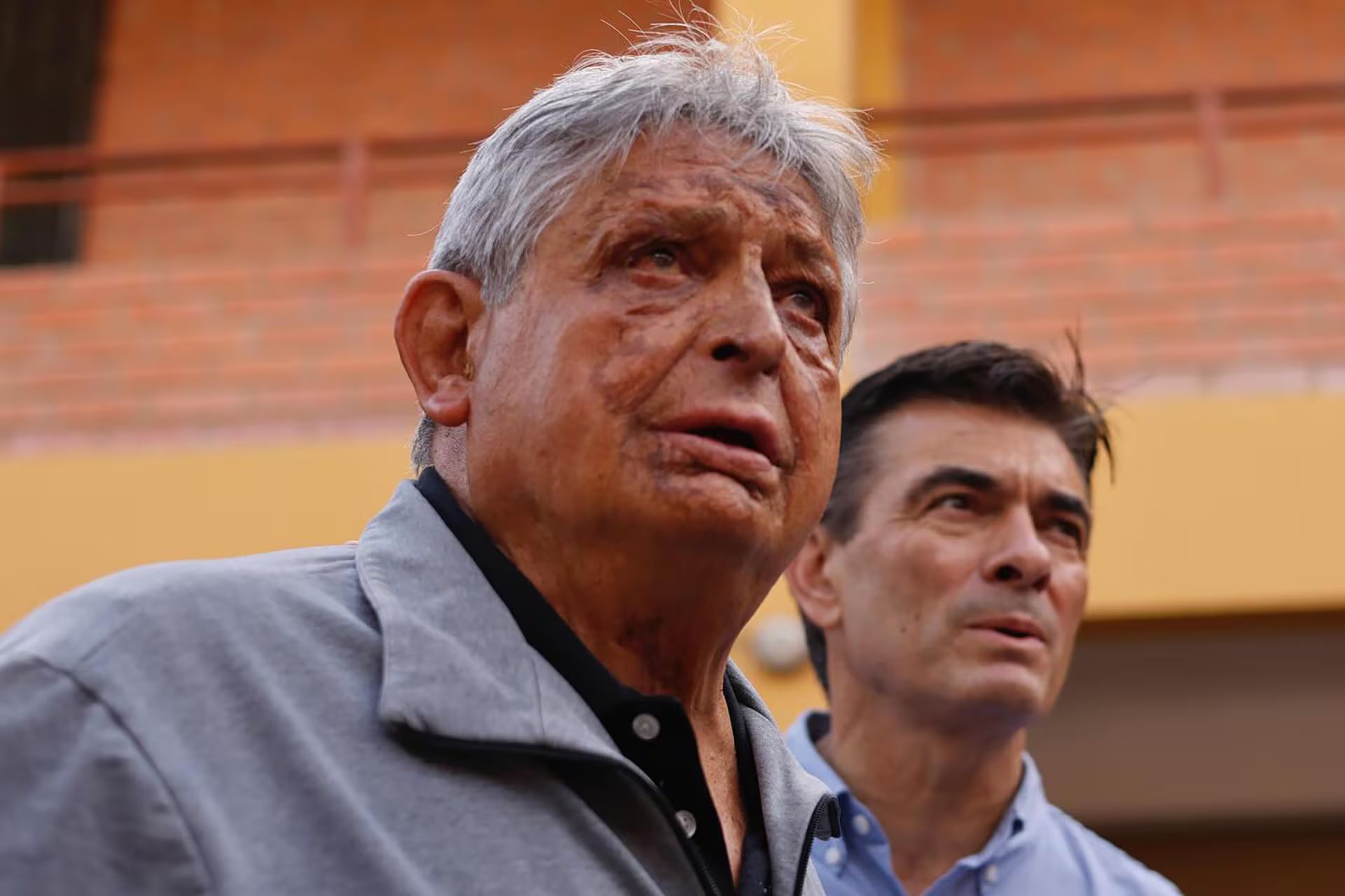 El presidente de Bolivia, Rodrigo Paz Pereira (der.), junto a su padre, el exmandatario Jaime Paz Zamora (1989-1993)