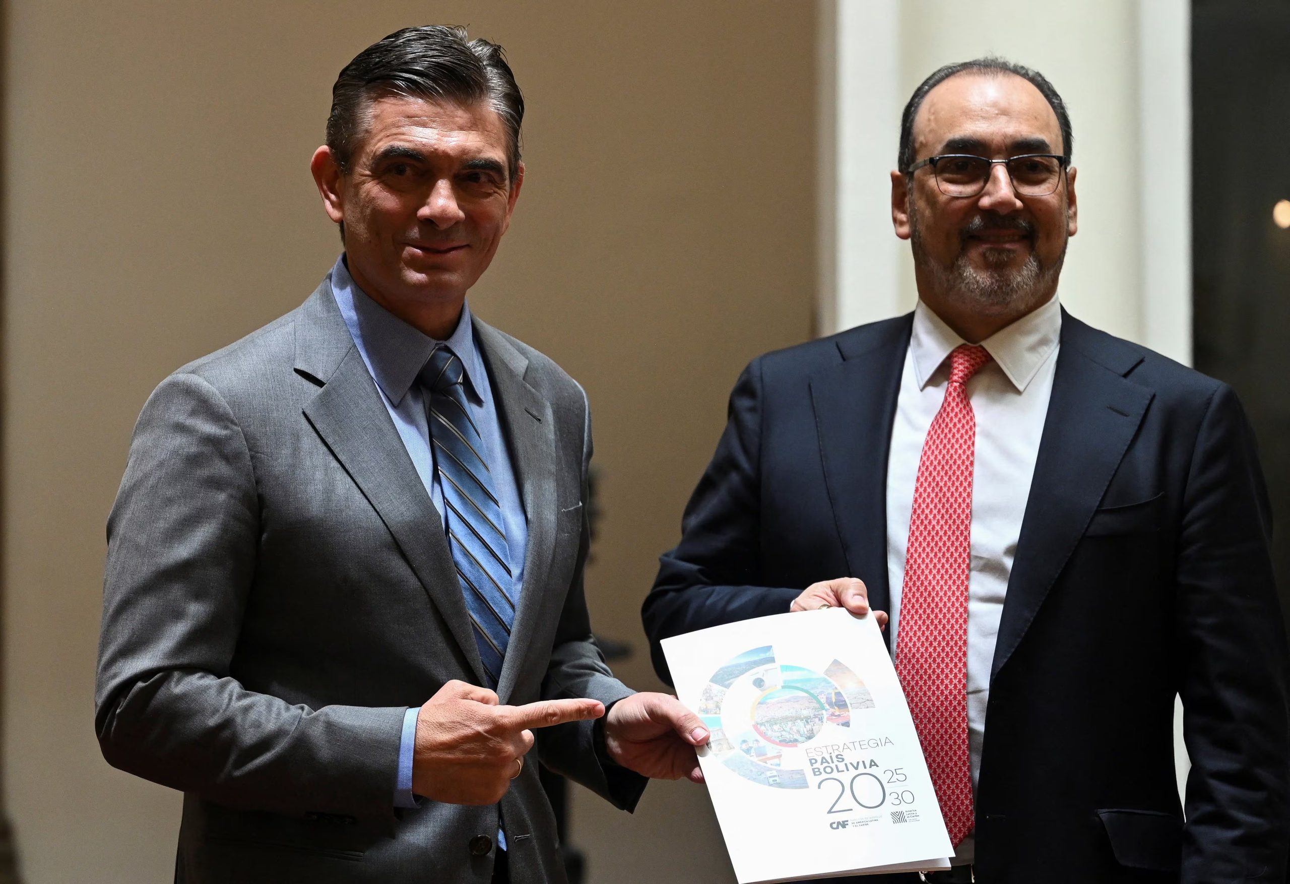 El presidente de Bolivia, Rodrigo Paz, y el presidente ejecutivo del Banco de Desarrollo de América Latina y el Caribe (CAF), Sergio Díaz-Granados, posan para una foto durante la presentación del documento 
