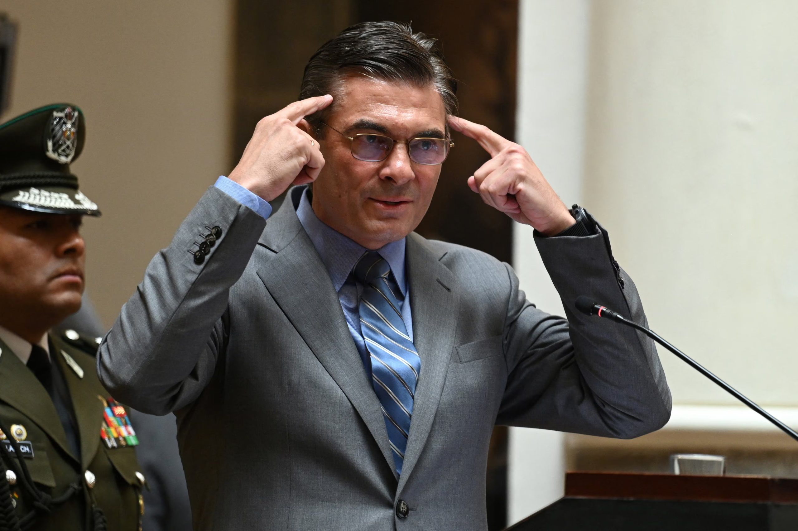 El presidente de Bolivia, Rodrigo Paz, habla durante la presentación del documento 