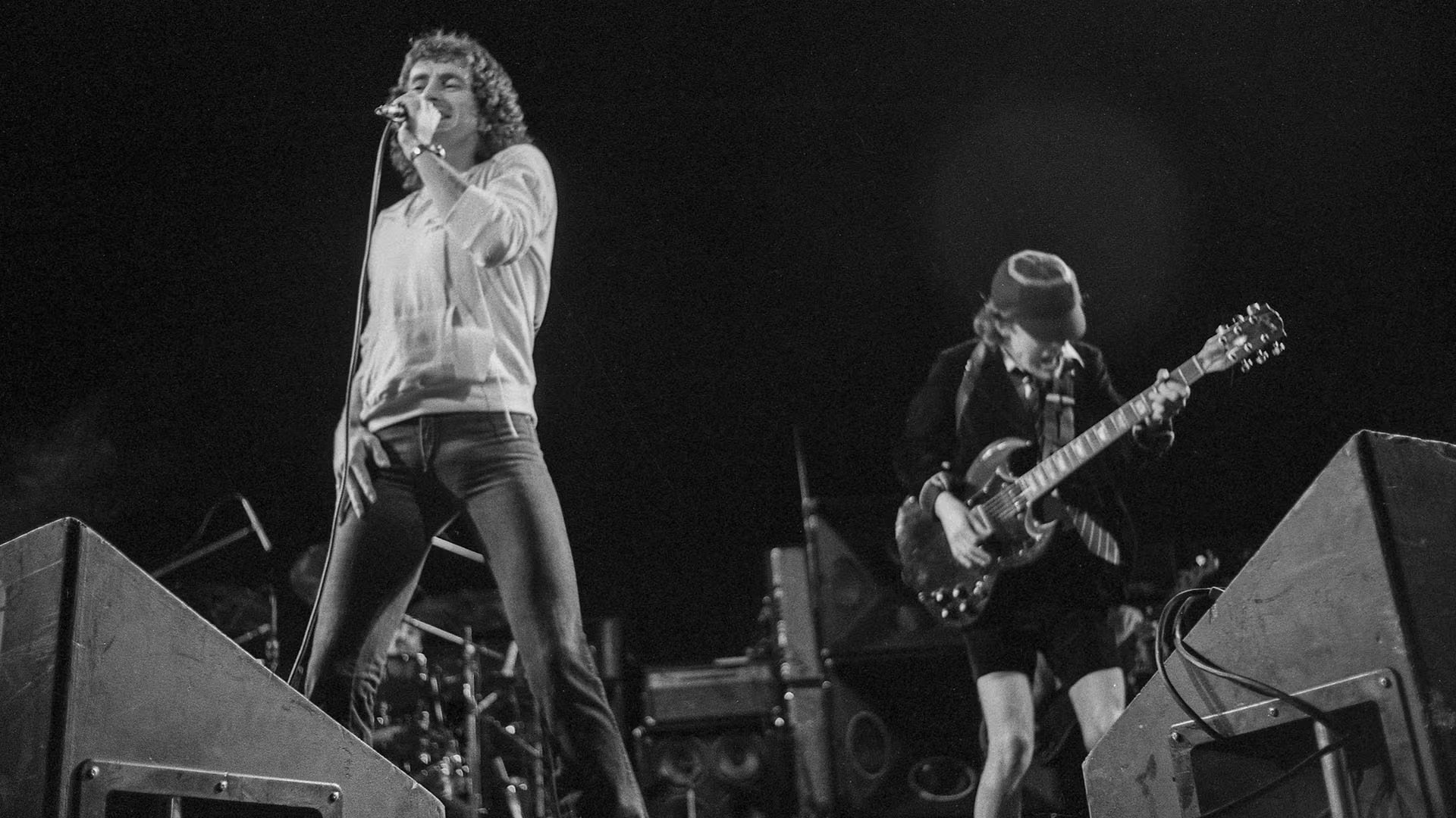 El cantante original de AC/DC, Bon Scott, con Angus Young en la guitarra en el Glasgow Apollo Theatre, 1978 (Grosby)