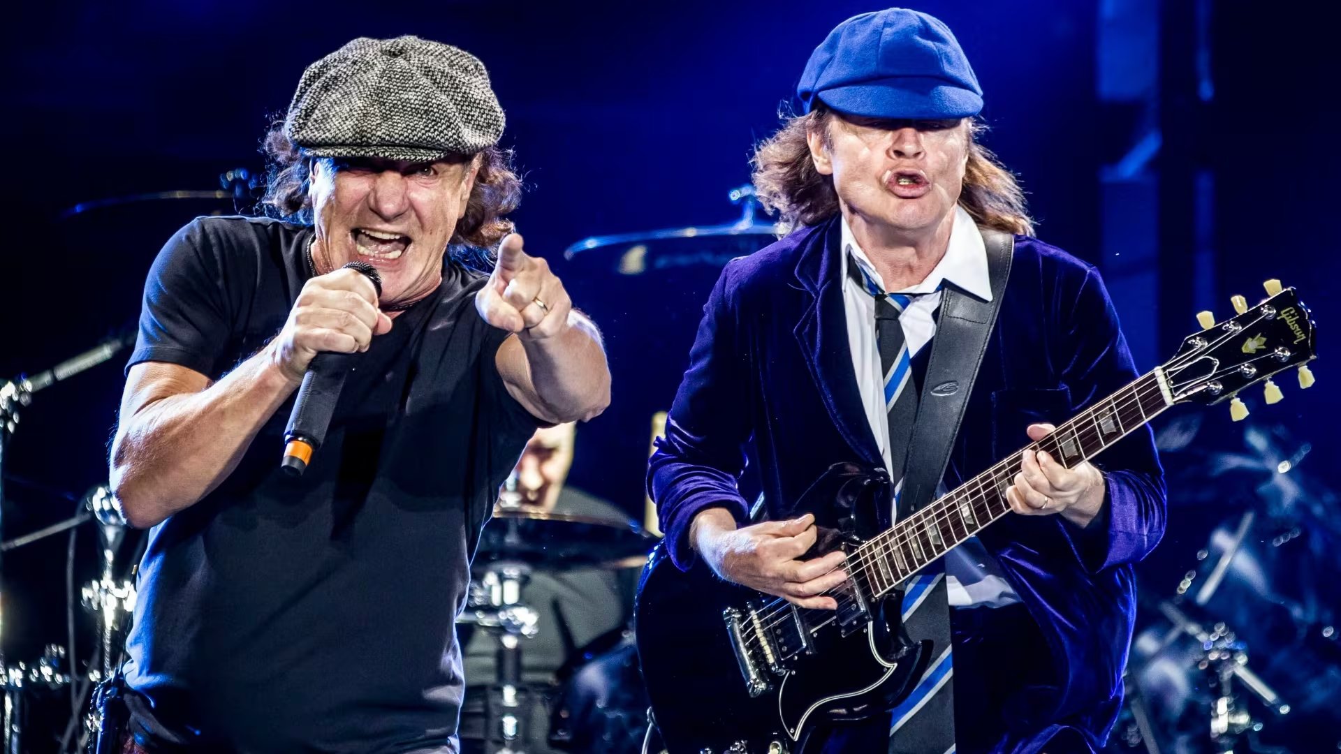 Brian Johnson y Angus Young en escena (EFE/Emilio Naranjo/Archivo)