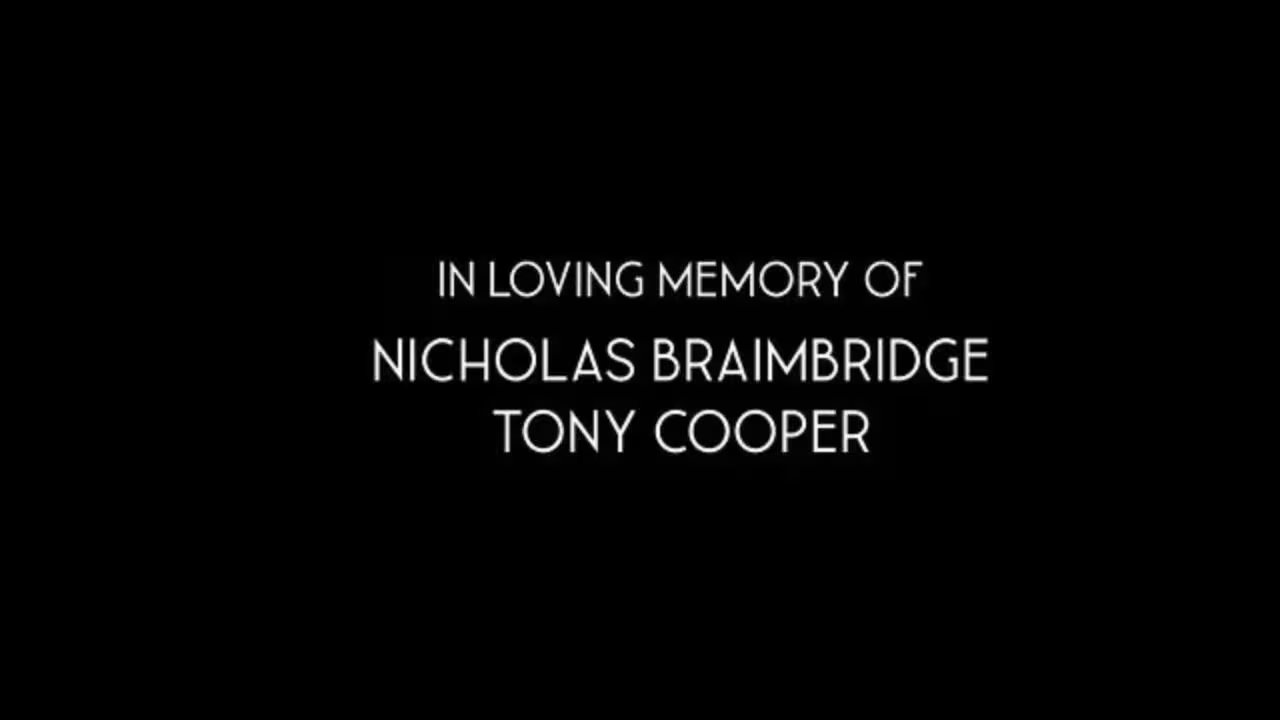 Nicholas Braimbridge y Tony Cooper fueron recordados con una tarjeta de homenaje al cierre de la serie. (Captura de pantalla/Netflix)