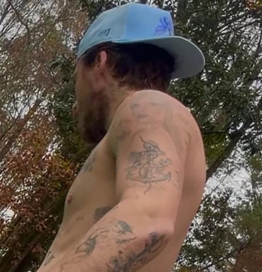 Brooklyn Beckham habría cubierto la palabra “dad” de su tatuaje de ancla (@brooklynpeltzbeckham/Instagram)