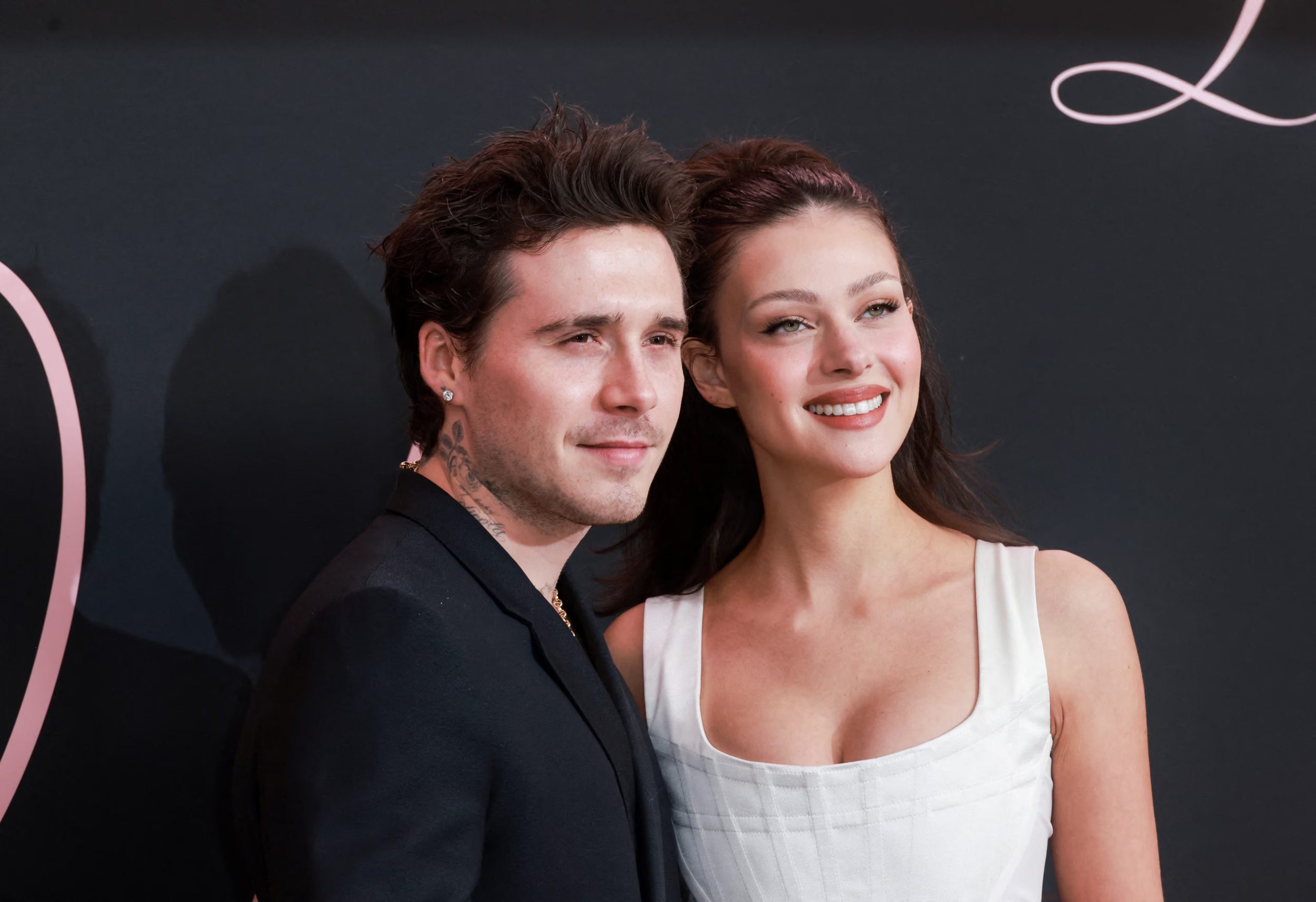 Los tatuajes en honor a Nicola Peltz permanecen intactos, mostrando la prioridad actual de Brooklyn Beckham por su matrimonio