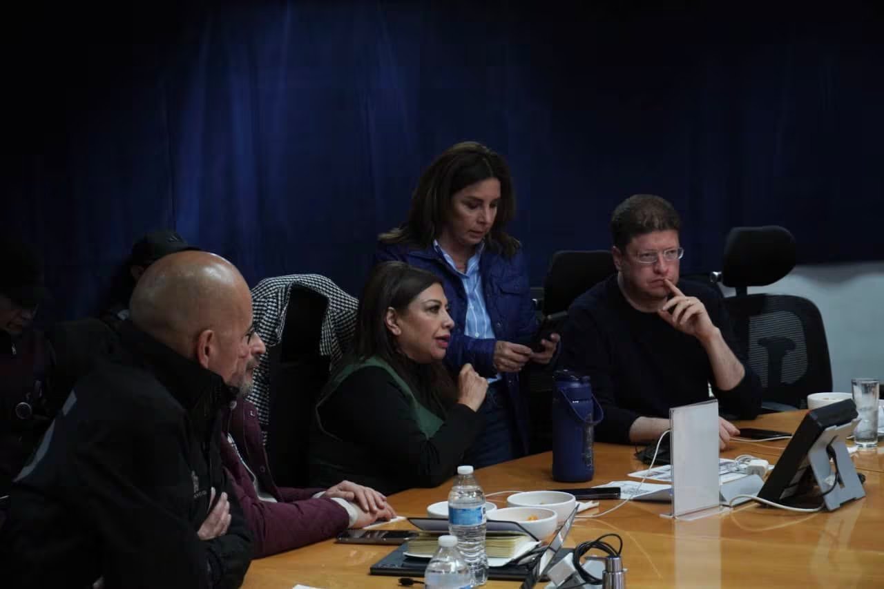 La jefa de Gobierno de la Ciudad de México, Clara Brugada, encabeza la sesión permanente del Gabinete de Seguridad y Construcción de Paz capitalino, acompañada de secretarios, la fiscal de Justicia y representantes de fuerzas federales, tras los operativos que resultaron en el abatimiento de Nemesio Oseguera Cervantes, alias 