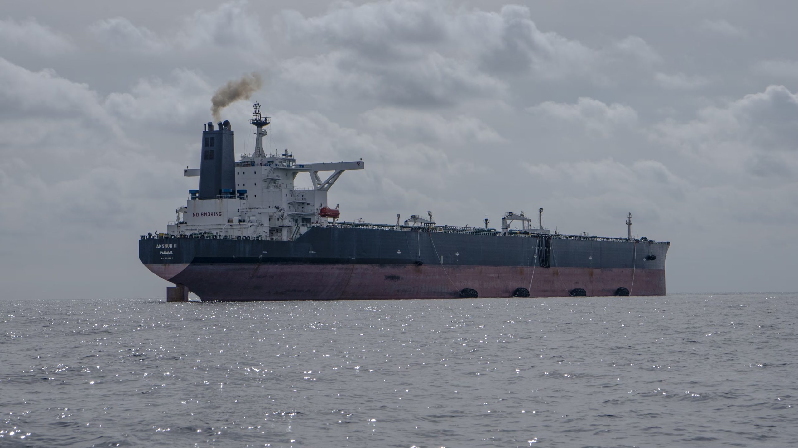 El buque ANSHUN II con las defensas 