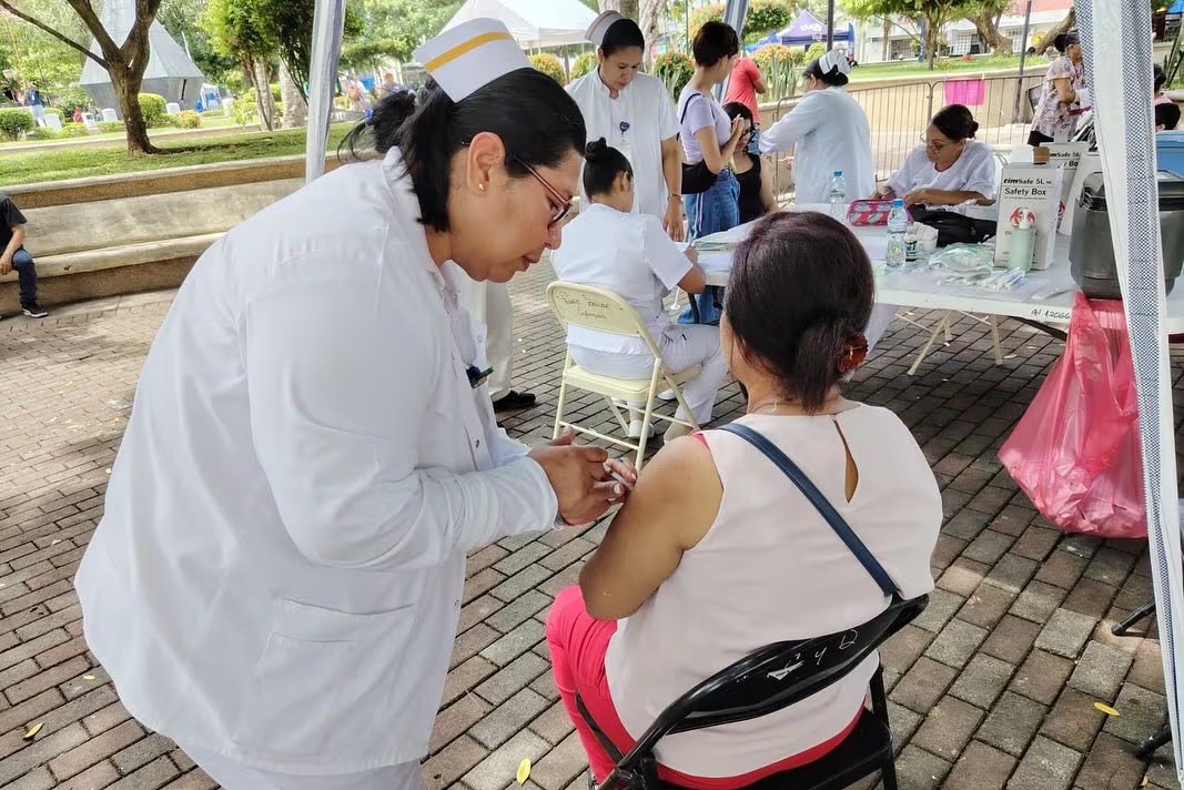 El acceso a la vacuna contra el dengue mediante compras conjuntas ofrece precios más accesibles y sostiene la estrategia inmunizadora a largo plazo. (Foto cortesía MINSA)