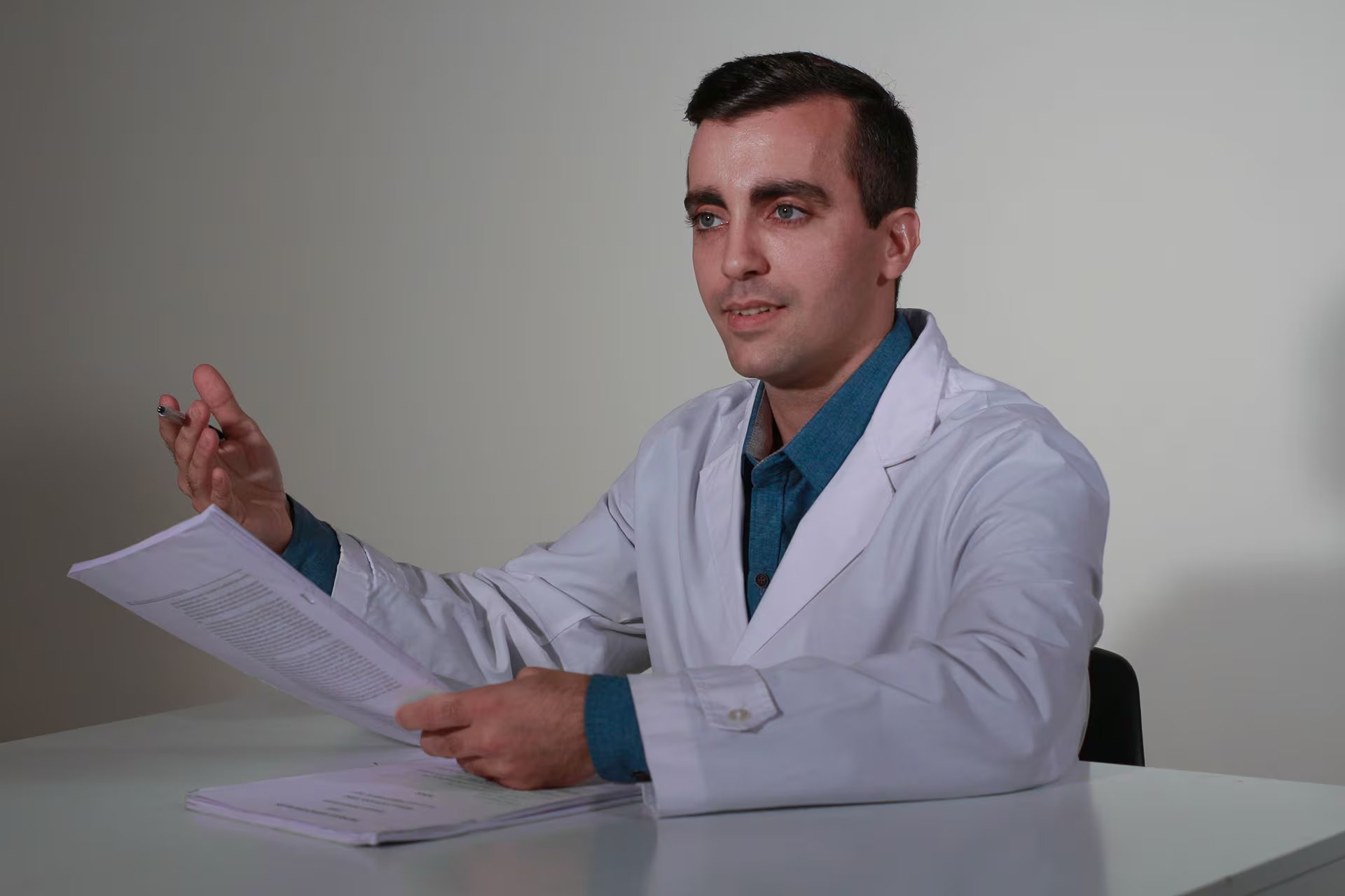 El doctor Ercoli explica que, en edades muy avanzadas, hay menos información o es más difícil de interpretar porque suele haber menos estudios de rastreo, menos procedimientos invasivos para confirmar diagnósticos y porque muchas personas fallecen por otras causas antes de que un cáncer llegue a detectarse (Fuente)