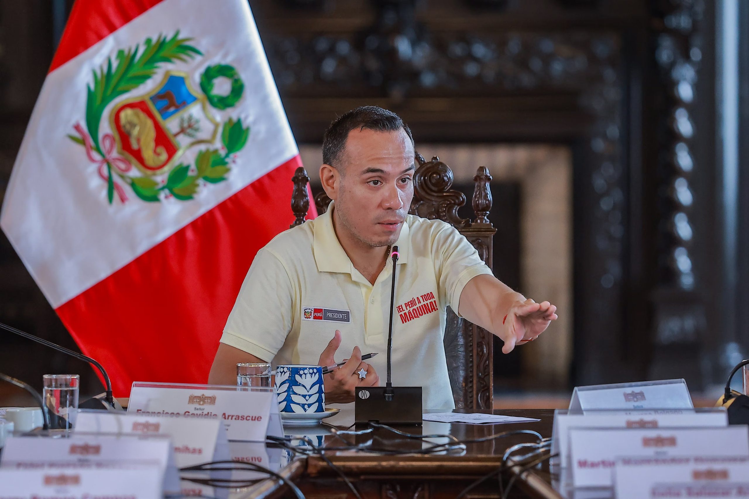 Jerí enfrenta investigaciones fiscales por presunto tráfico de influencias, tras reuniones con empresarios chinos contratistas del Estado y cuestionadas visitas al Palacio de Gobierno. Su popularidad ha caído y se han multiplicado las mociones de censura