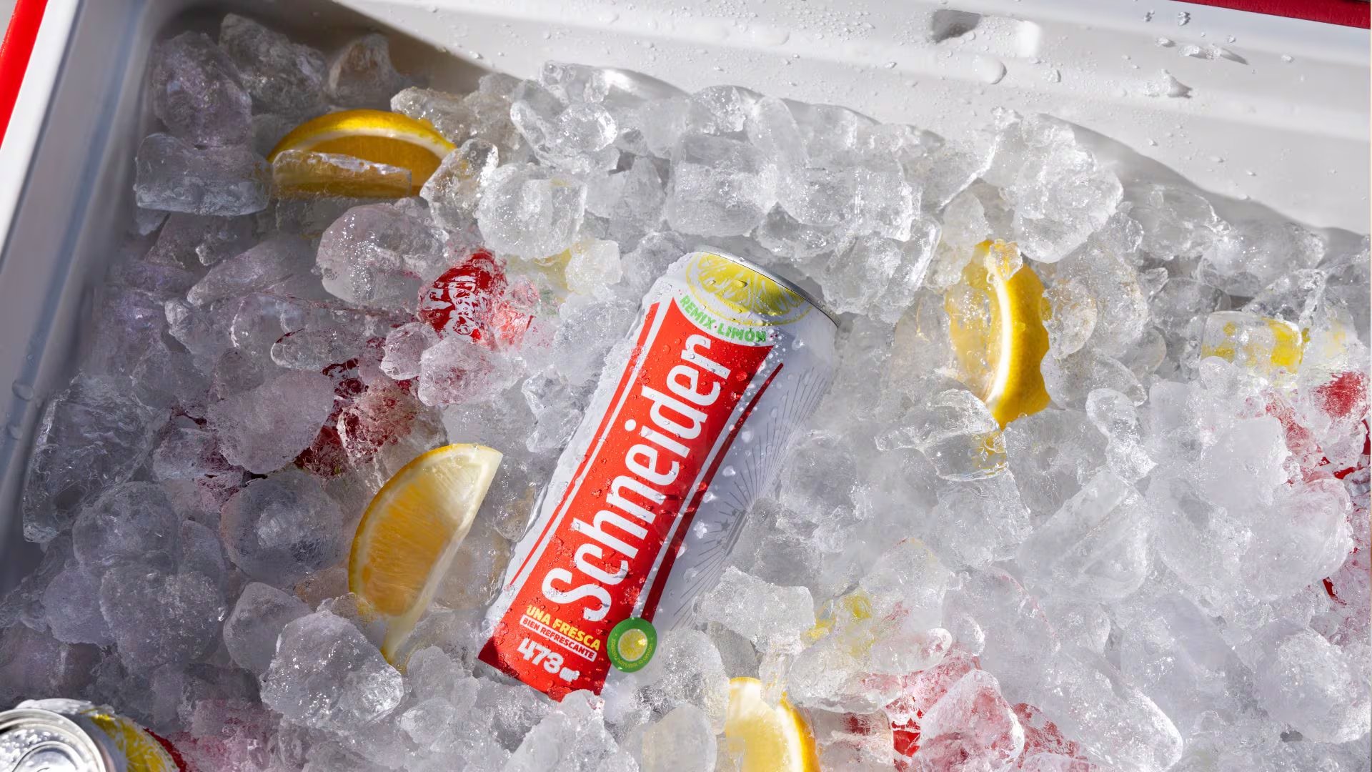 La propuesta integra limón y base cervecera en formato listo para tomar (Schneider)