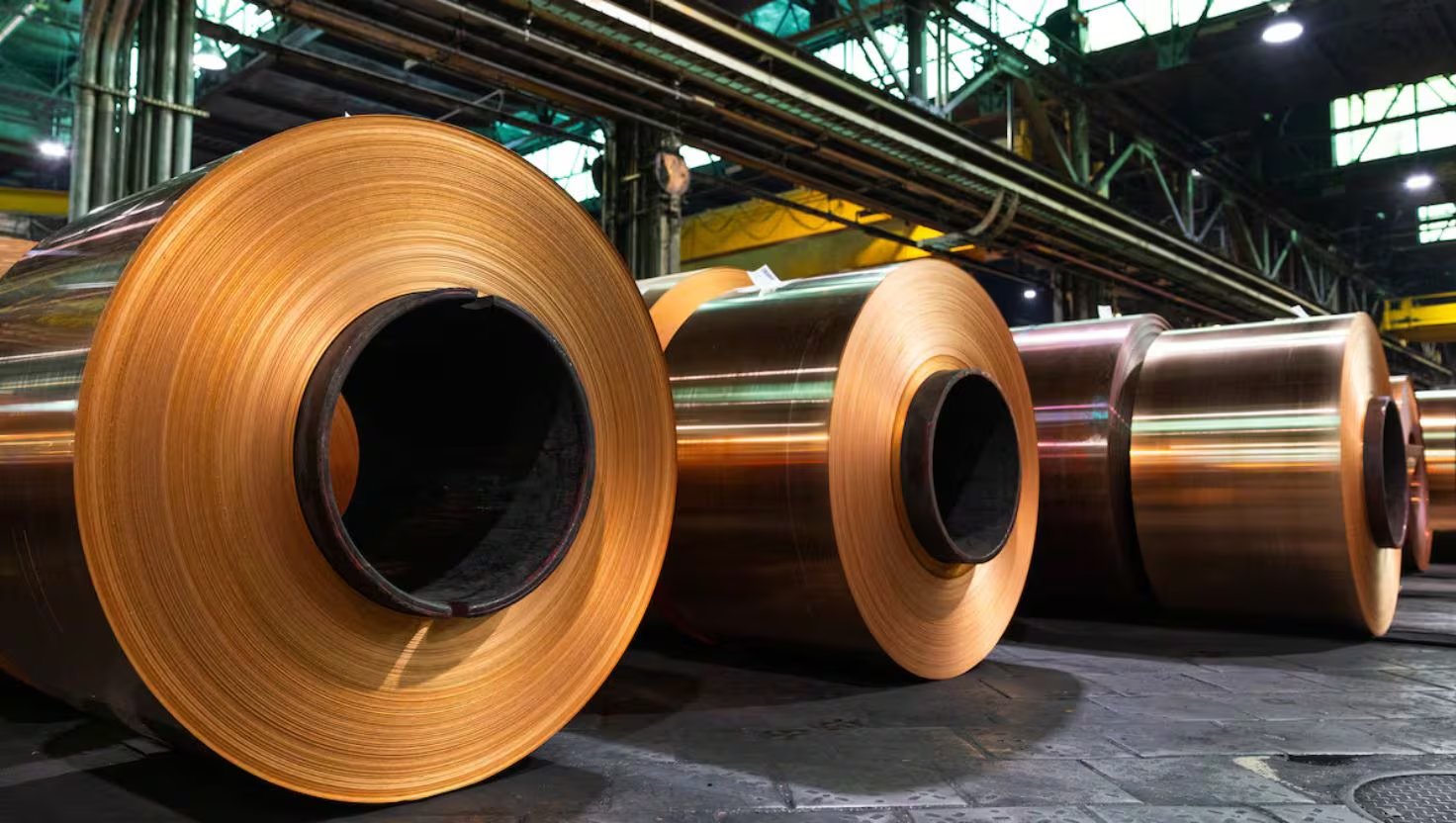 Un cátodo de cobre es una lámina de cobre de altísima pureza (99.99%) obtenida por electrólisis, sirviendo como producto base para fabricar alambres, cables eléctricos, tuberías y componentes electrónicos.