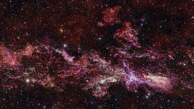 Esta imagen del Atacama Large Millimeter Array (ALMA) muestra las complejas y detalladas estructuras filamentosas de gas y polvo en la Zona Molecular Central de la Vía Láctea, revelando la cuna de futuras estrellas. (ALMA (ESO/NAOJ/NRAO)/S. Longmore et al. Antecedentes: ESO/D. Minniti et al.)