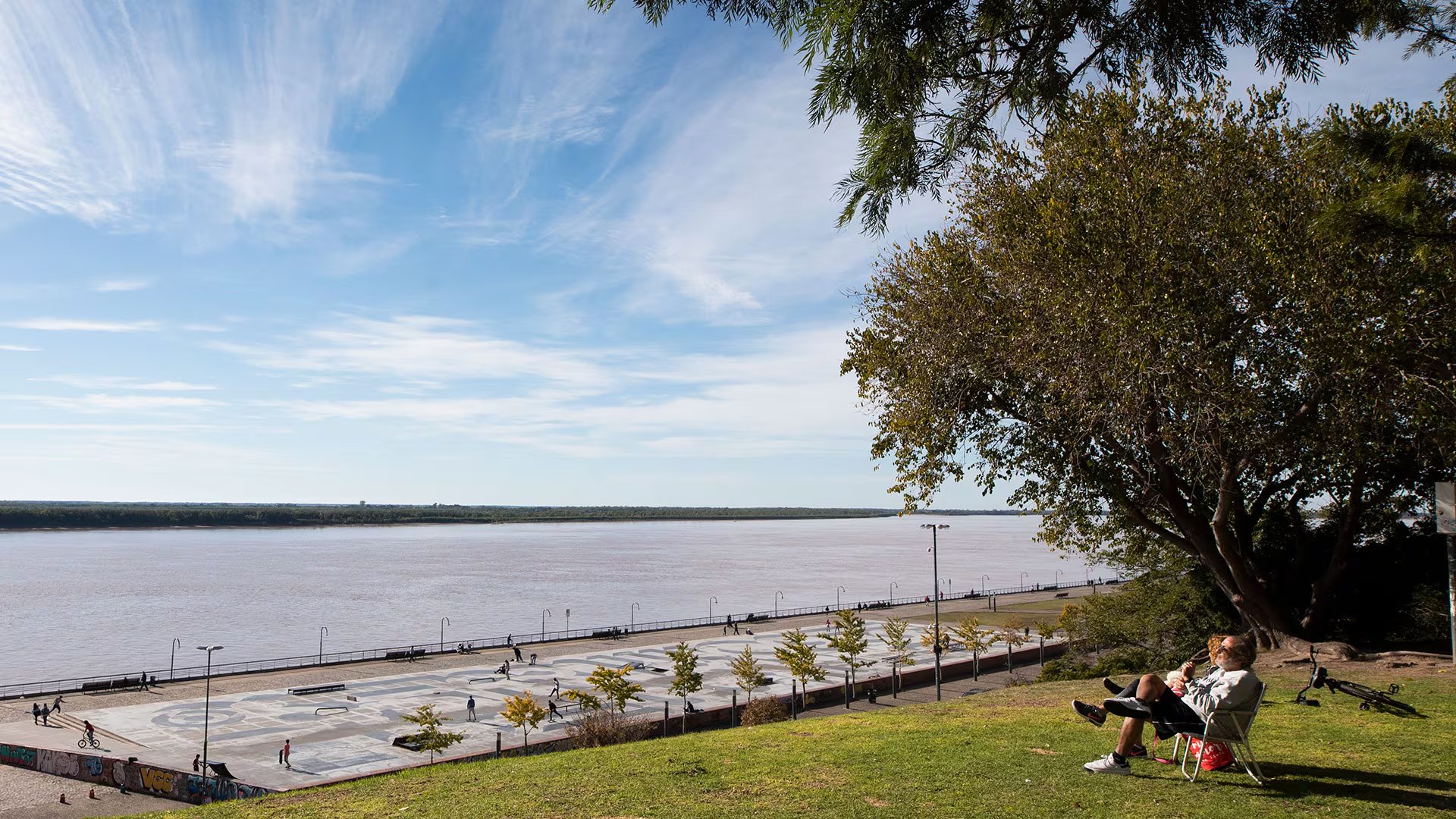 Rosario y las caminatas junto al río Paraná combinan paisaje urbano y tranquilidad para una celebración de corta distancia.