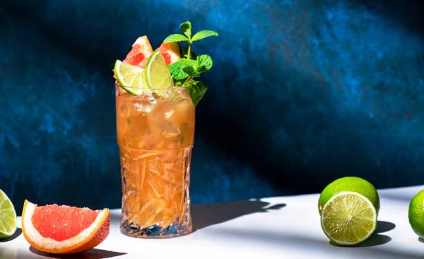 El secreto del cóctel Zombie: rones, cítricos y sabor explosivo. Foto: (iStock)