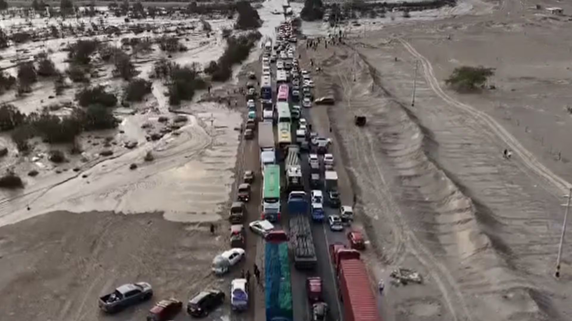 El tránsito vehicular se encuentra completamente interrumpido en el kilómetro 337 de la Panamericana Sur, en Ocucaje, Ica, tras el colapso de ambos carriles provocado por huaicos y la erosión de la capa asfáltica - Créditos: @MarcoAn42551200.