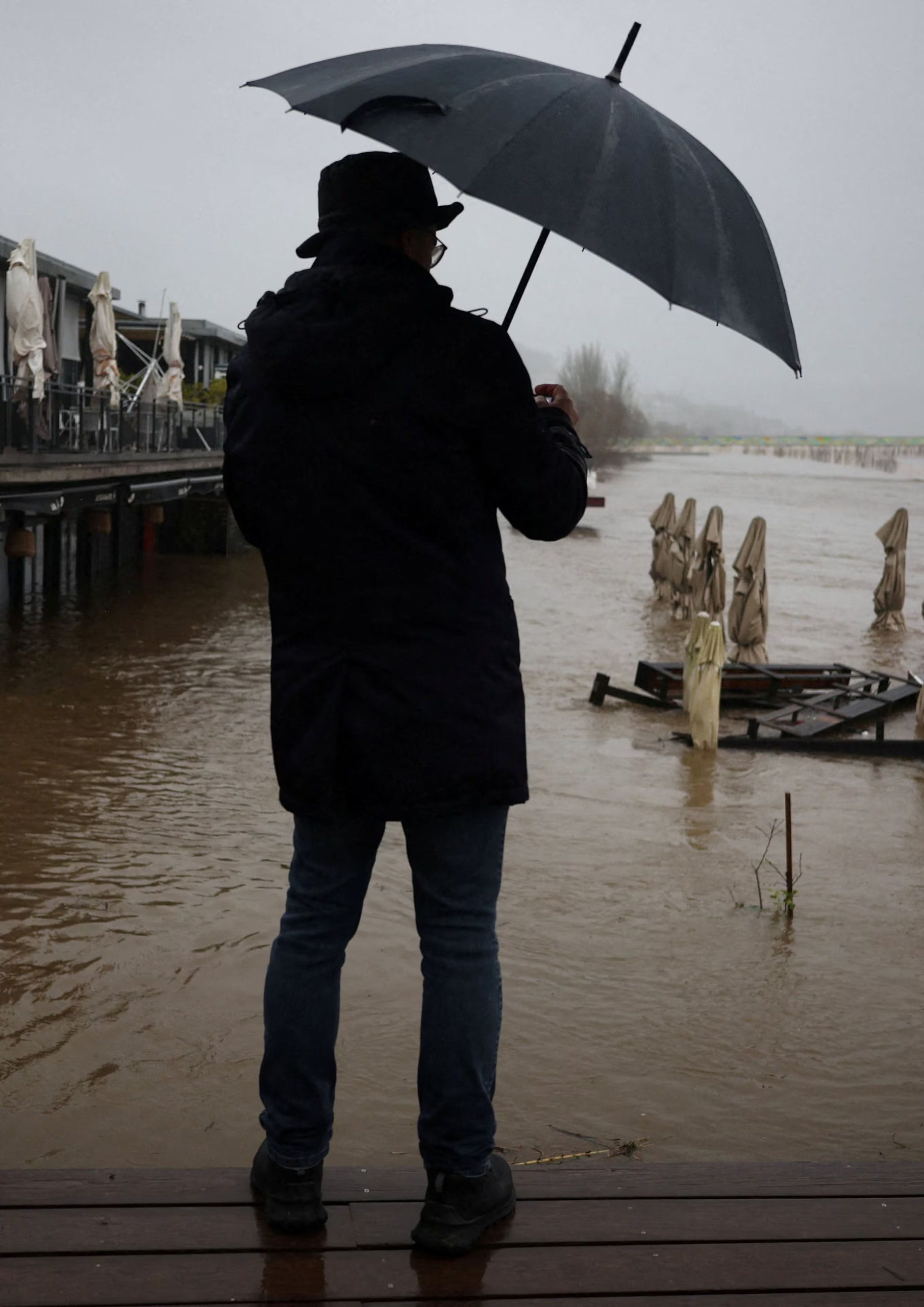 Un hombre observa una zona inundada en Coímbra, Portugal, el 11 de febrero de 2026. REUTERS/Pedro Nunes