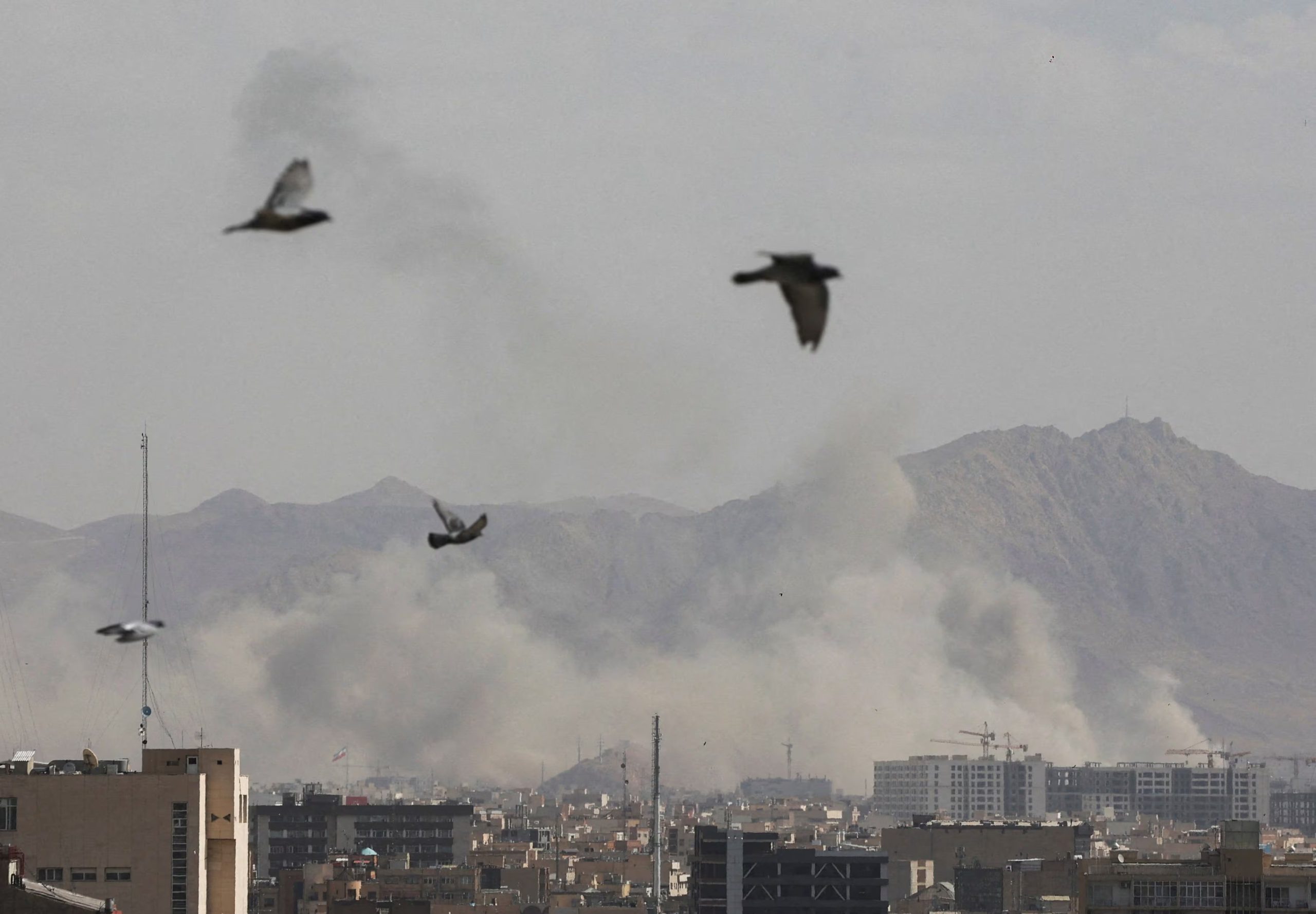 El humo se eleva después de una explosión, después de que Israel y los EE.UU. lanzaron ataques contra Irán, en Teherán, Irán, 28 de febrero 2026 - crédito Reuters