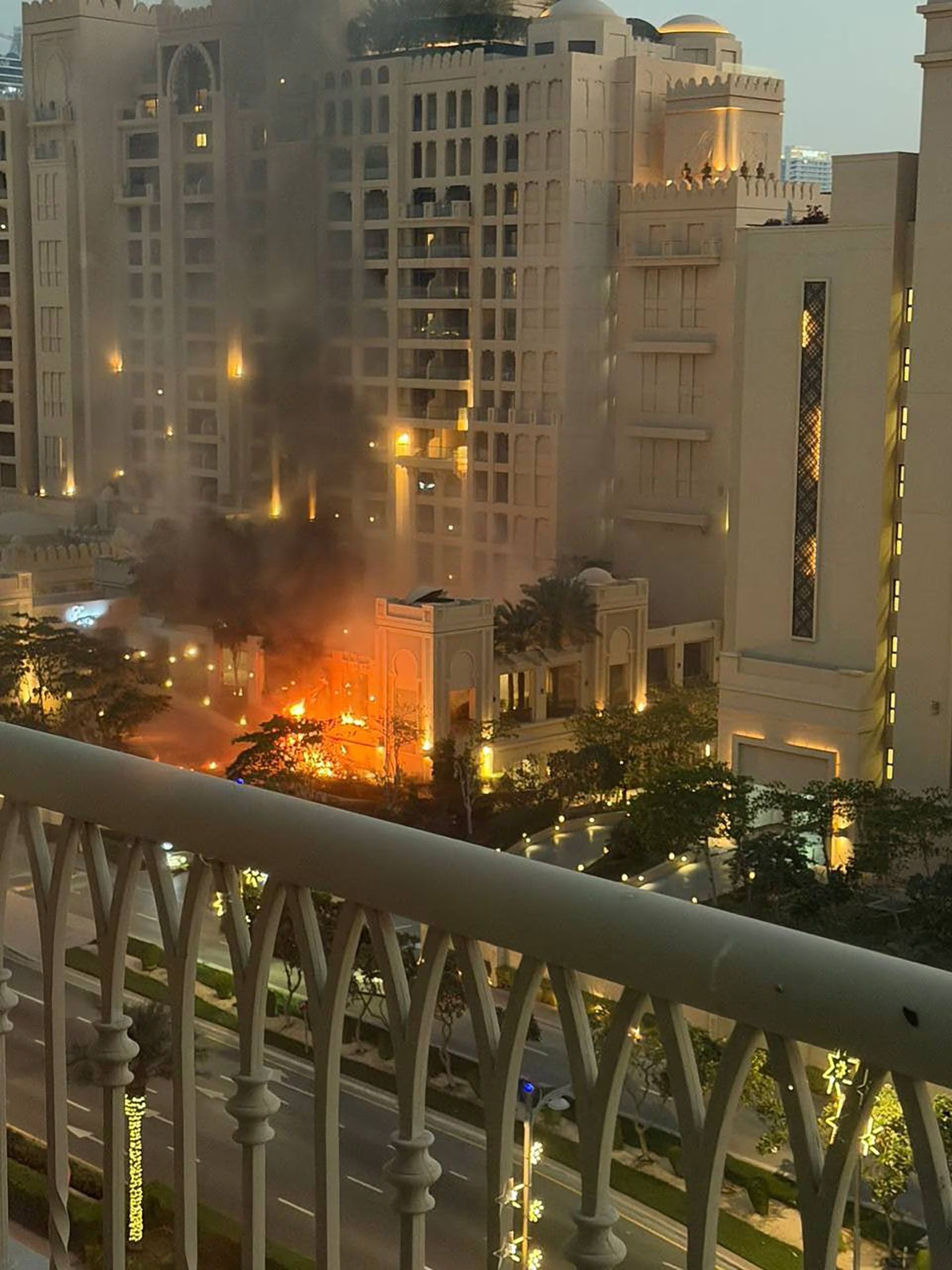 Un incendio y densas columnas de humo se elevan desde un hotel de lujo en Dubái, siguiendo reportes de un ataque atribuido a Irán - crédito @agusantonetti/X