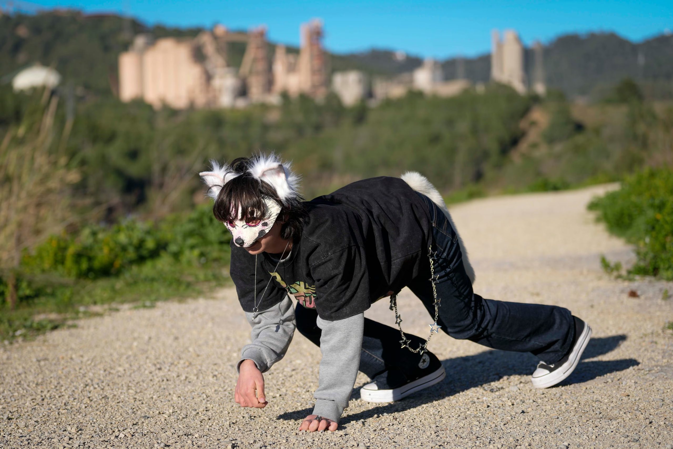 Therians se identifican con animales reales y experimentan cambios de comportamiento conocidos como 'shifts' y prácticas físicas como 'quadrobics'. (EFE/Enric Fontcuberta)
