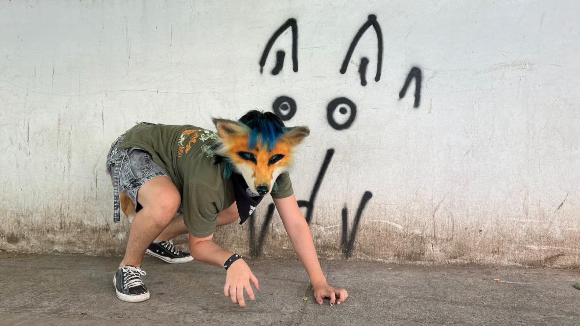 Especialistas advierten que la viralización puede trivializar experiencias identitarias complejas y afectar la formación de la identidad juvenil.

