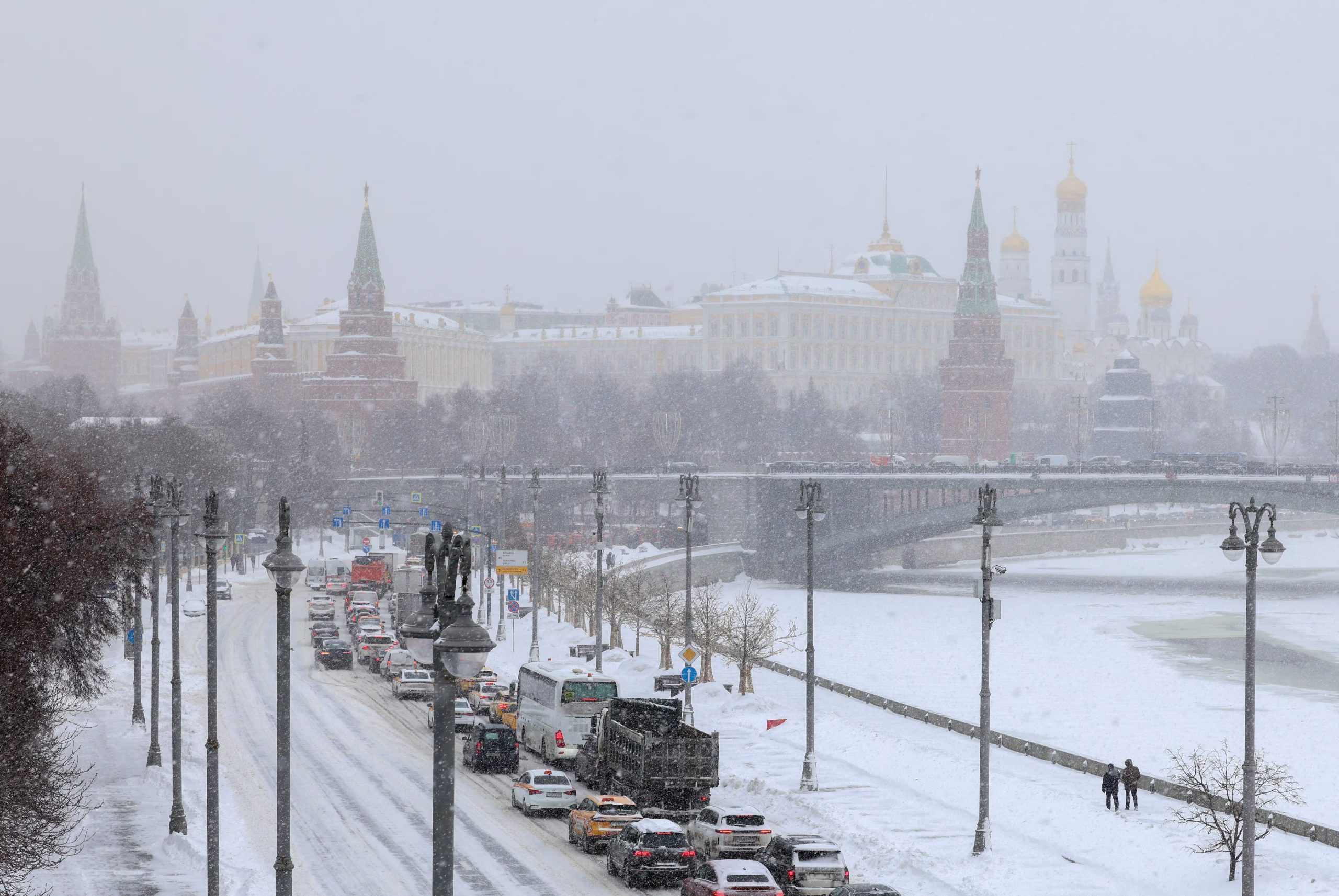La guerra sigue afectando la vida cotidiana de los rusos (REUTERS/Anastasia Barashkova)