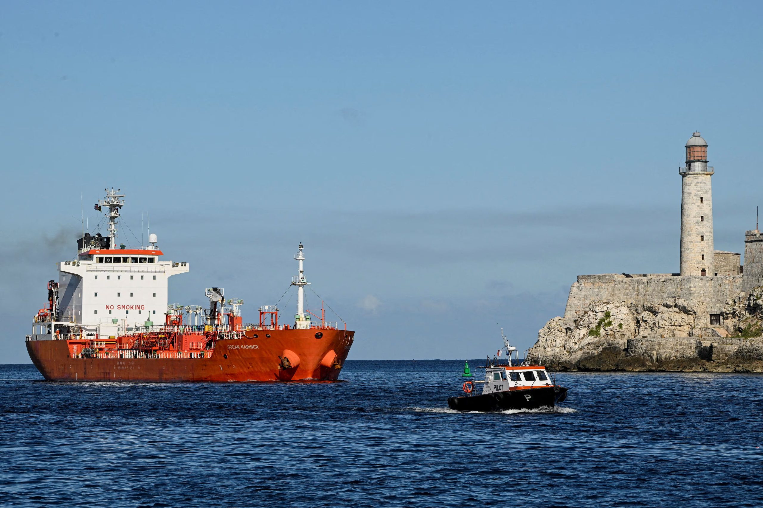 El buque petrolero Ocean Mariner, de bandera liberiana, navega por la bahía de La Habana después de salir de la terminal de la petrolera estatal mexicana Pemex en Coatzacoalcos, Veracruz. 9 de enero de 2026 (REUTERS/Norlys Pérez)