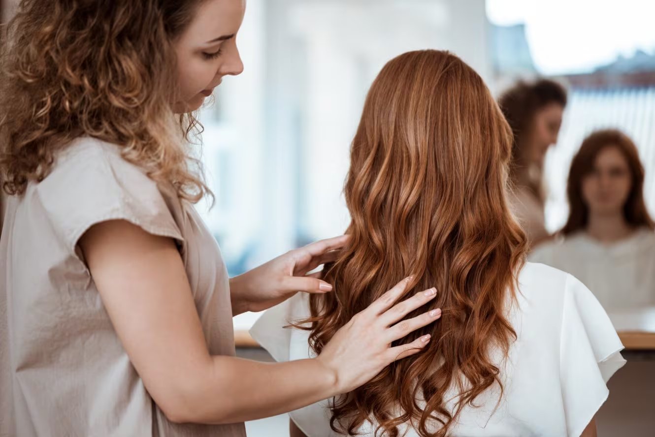 El daño químico por tinturas y alisados debilita la estructura interna de la fibra capilar (Imagen ilustrativa de Infobae)