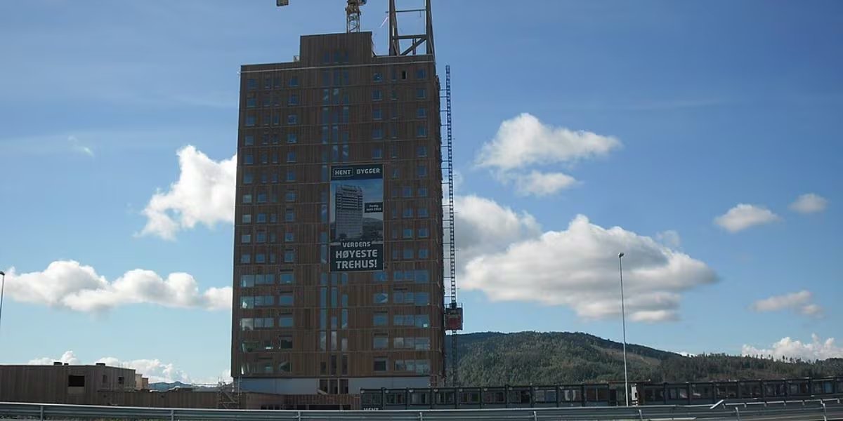 La construcción de Mjøstårnet empleó madera laminada encolada, permitiendo una estructura íntegramente de madera sin columnas de acero ni refuerzos de hormigón (Wikipedia)