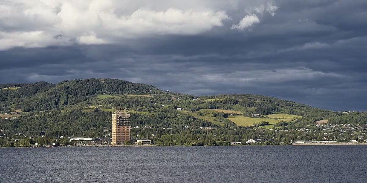 Además de viviendas, Mjøstårnet aloja oficinas, un hotel, restaurante y una piscina cubierta, fomentando la vida urbana y la revitalización local (Wikipedia)