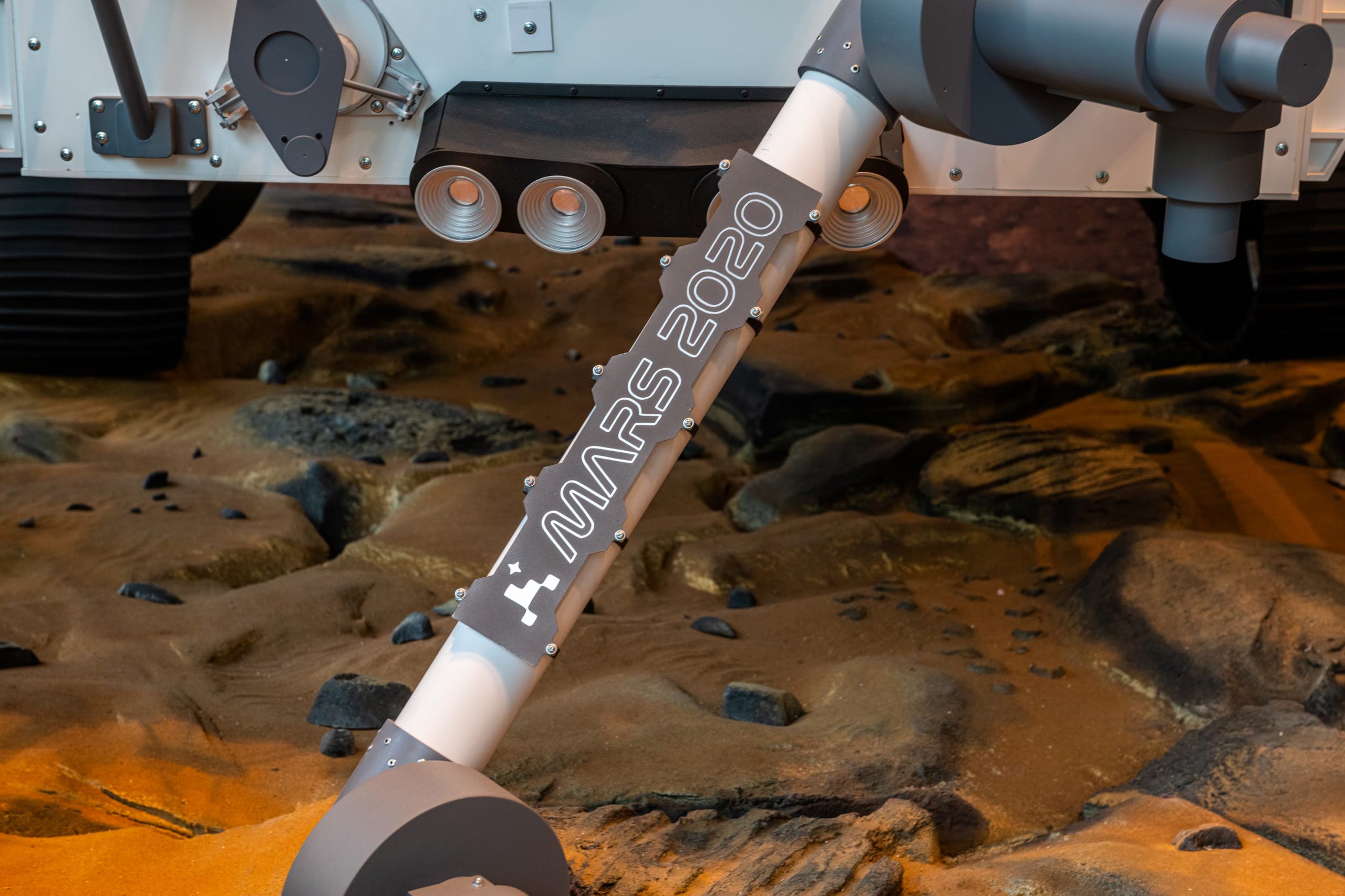 El rover Perseverance de la NASA ha estado atravesando un antiguo delta de un río y tomando muestras de roca y suelo como parte de la misión Mars Sample Return. (Ash Ponders para The Washington Post)